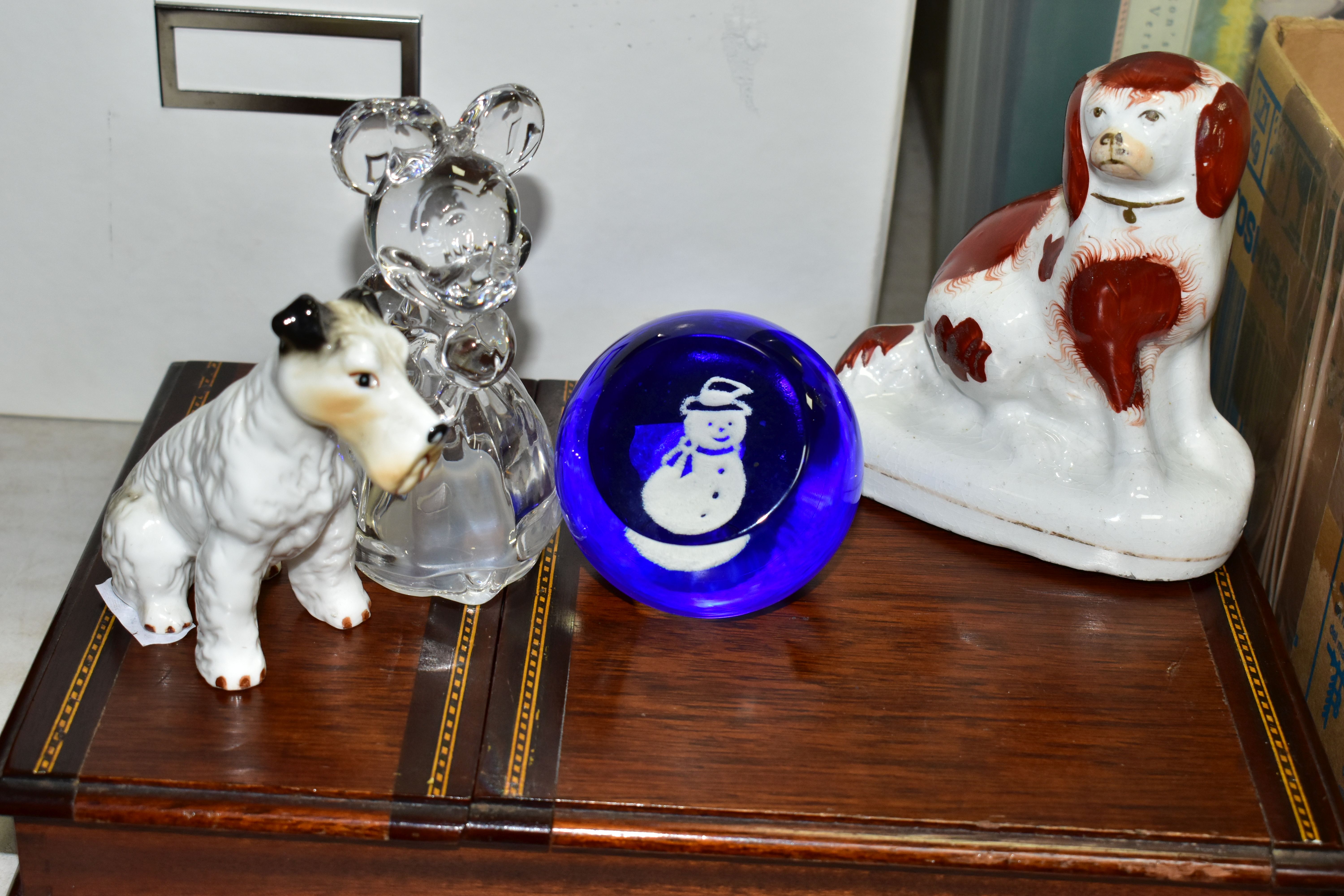 ONE BOX OF ASSORTED ORNAMENTS, to include a pair of Lenox Disney lead crystal Minnie and Mickey - Image 4 of 5