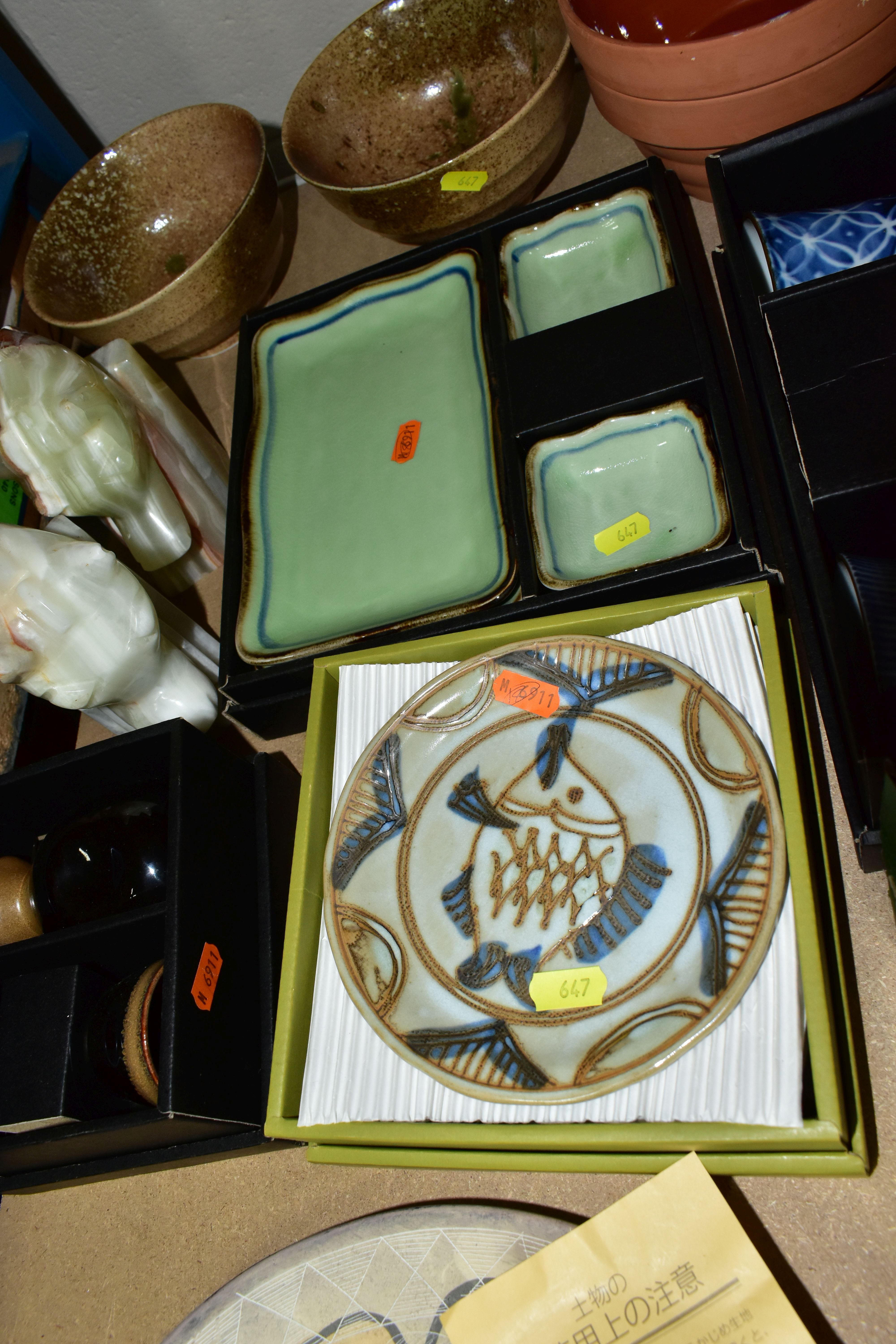 THREE BOXES AND LOOSE CERAMICS, ORNAMENTS AND SUNDRY ITEMS, to include five boxed oriental sets of - Image 11 of 11