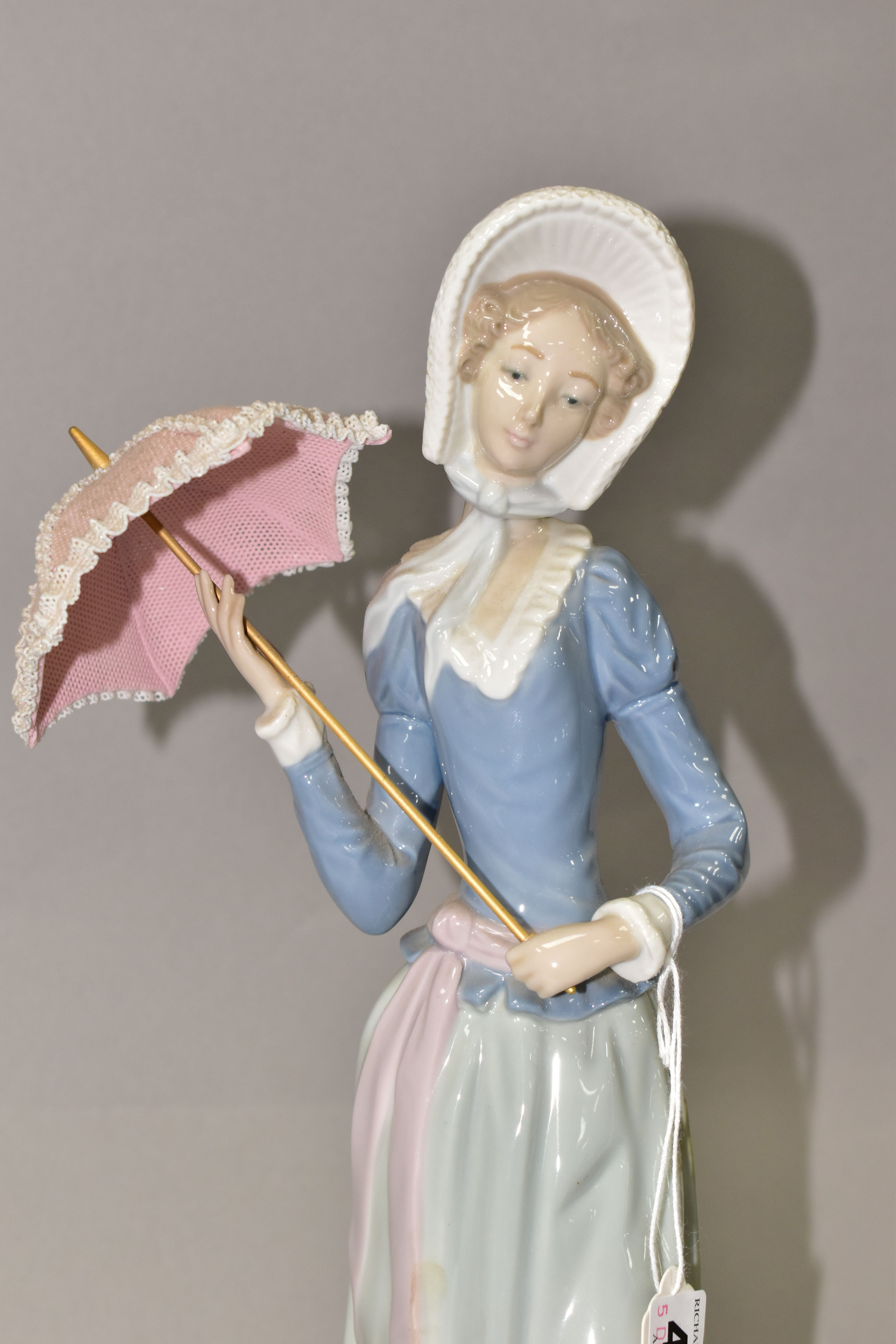 A LLADRO 'ARANJUEZ LITTLE LADY' FIGURINE, model no 4879, sculptor Vincente Martinez, introduced in - Image 2 of 6