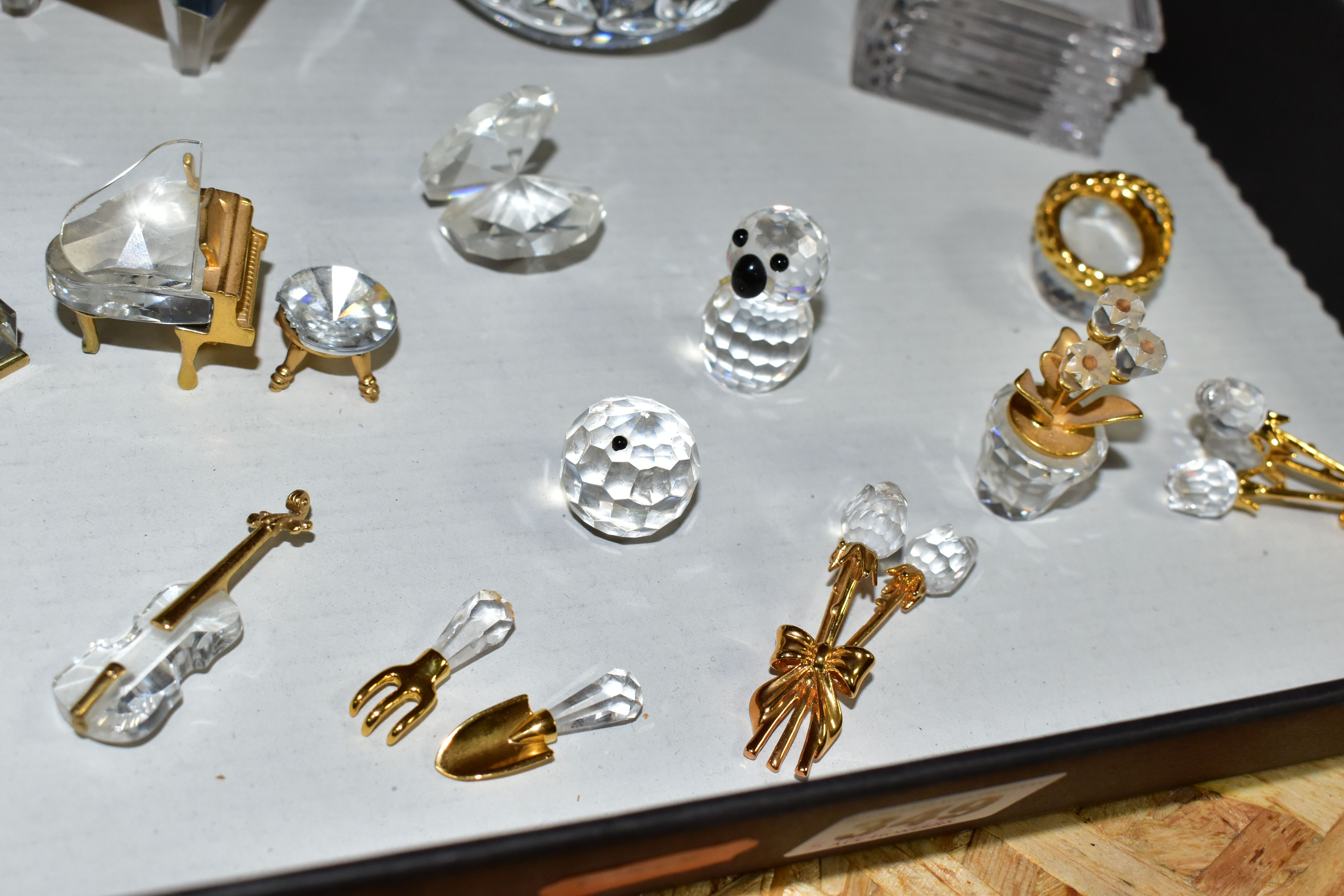 A BOX AND LOOSE SWAROVSKI CRYSTAL AND OTHER GLASS WARES, to include a Swarovski Crystal brooch in - Image 4 of 7