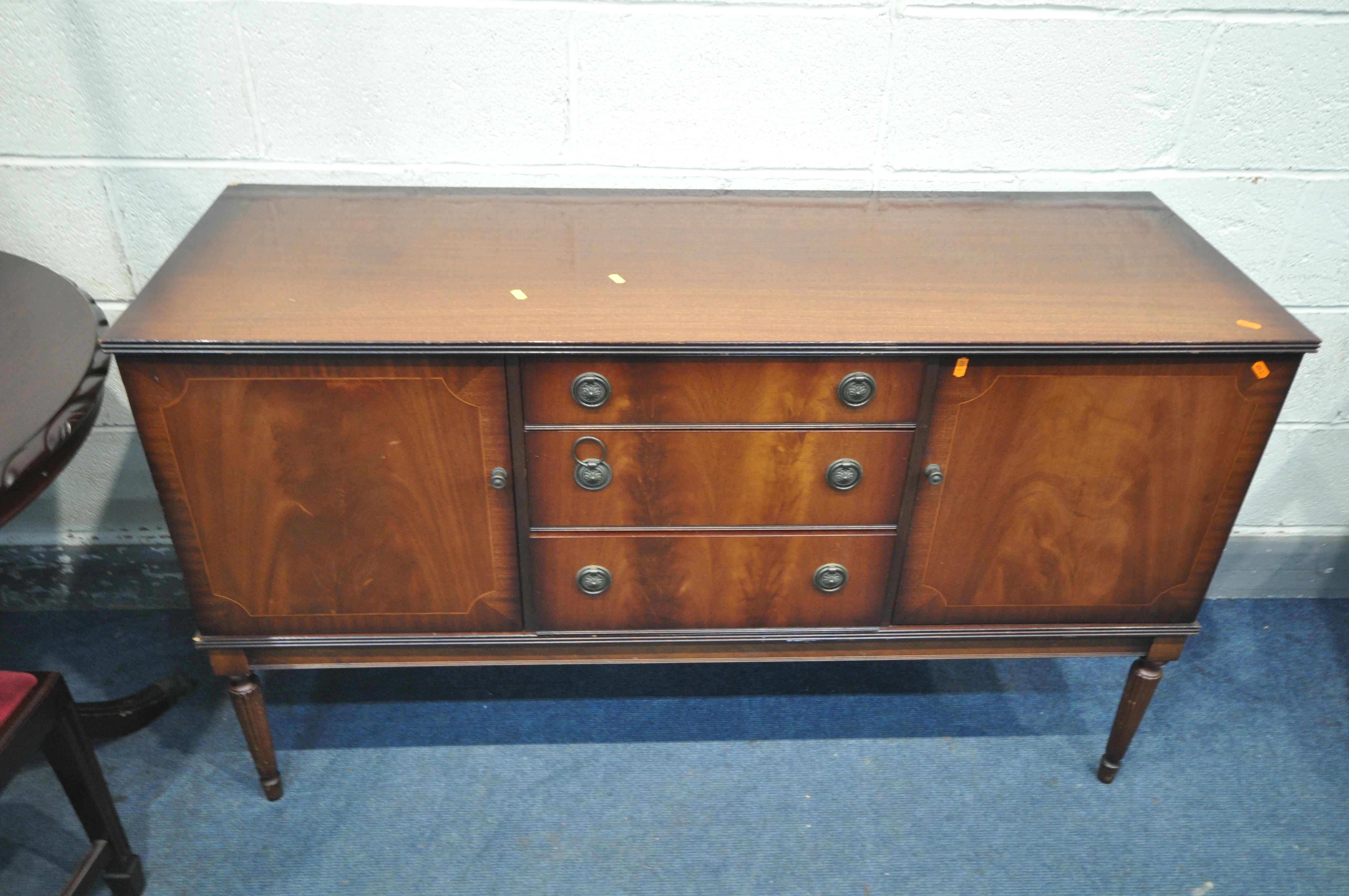 A MAHOGANY EXTENDING DINING TABLE, with a single fold out leaf, length 165cm x 91cm x height 78cm, - Image 3 of 3