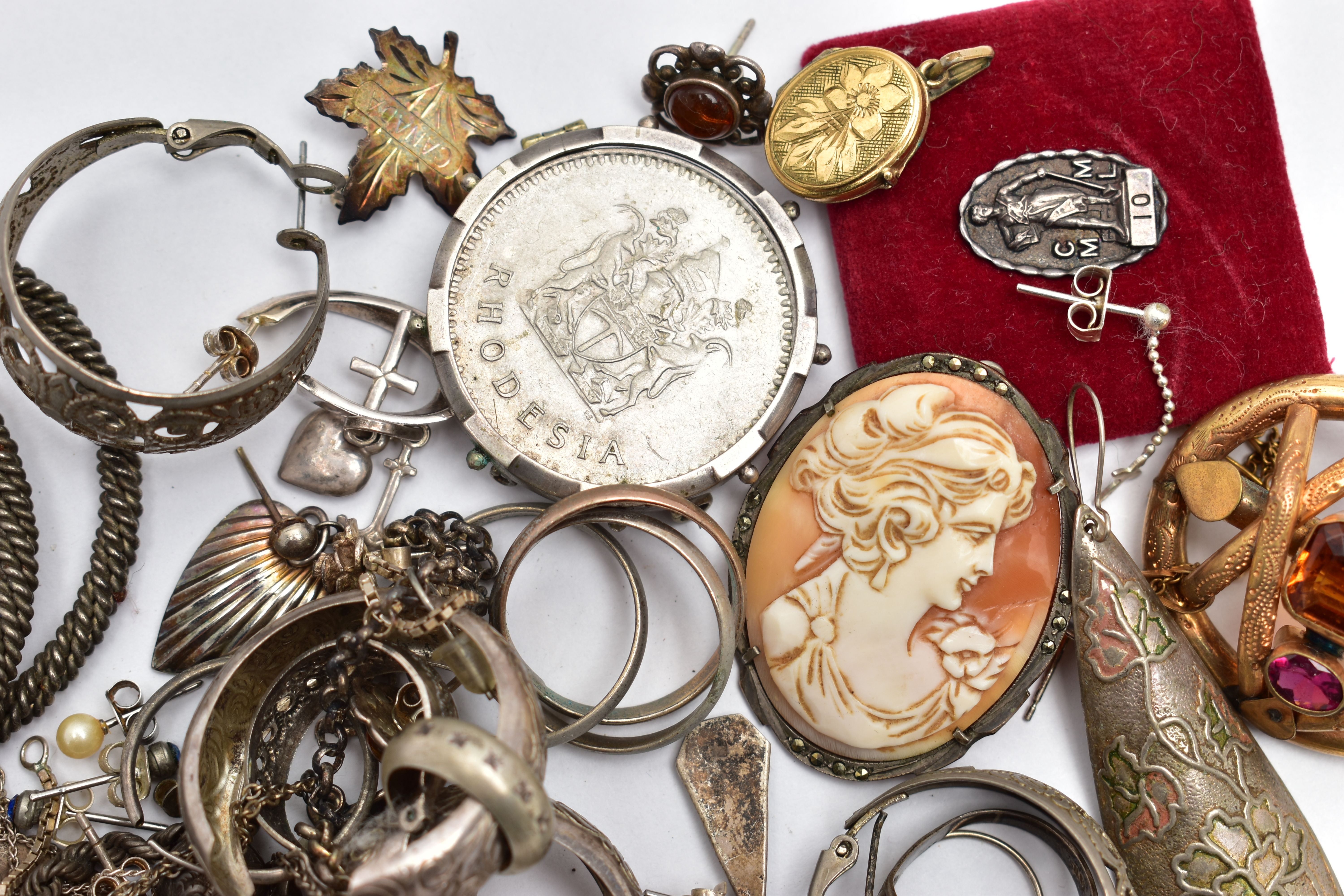 A BAG OF ASSORTED WHITE METAL JEWELLERY, to include a selection of earrings, pendants, medals and - Image 4 of 4