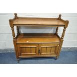 AN EDWARDIAN OAK TWO TIER BUFFET, with double panelled cupboard doors, width 107cm x depth 40cm x