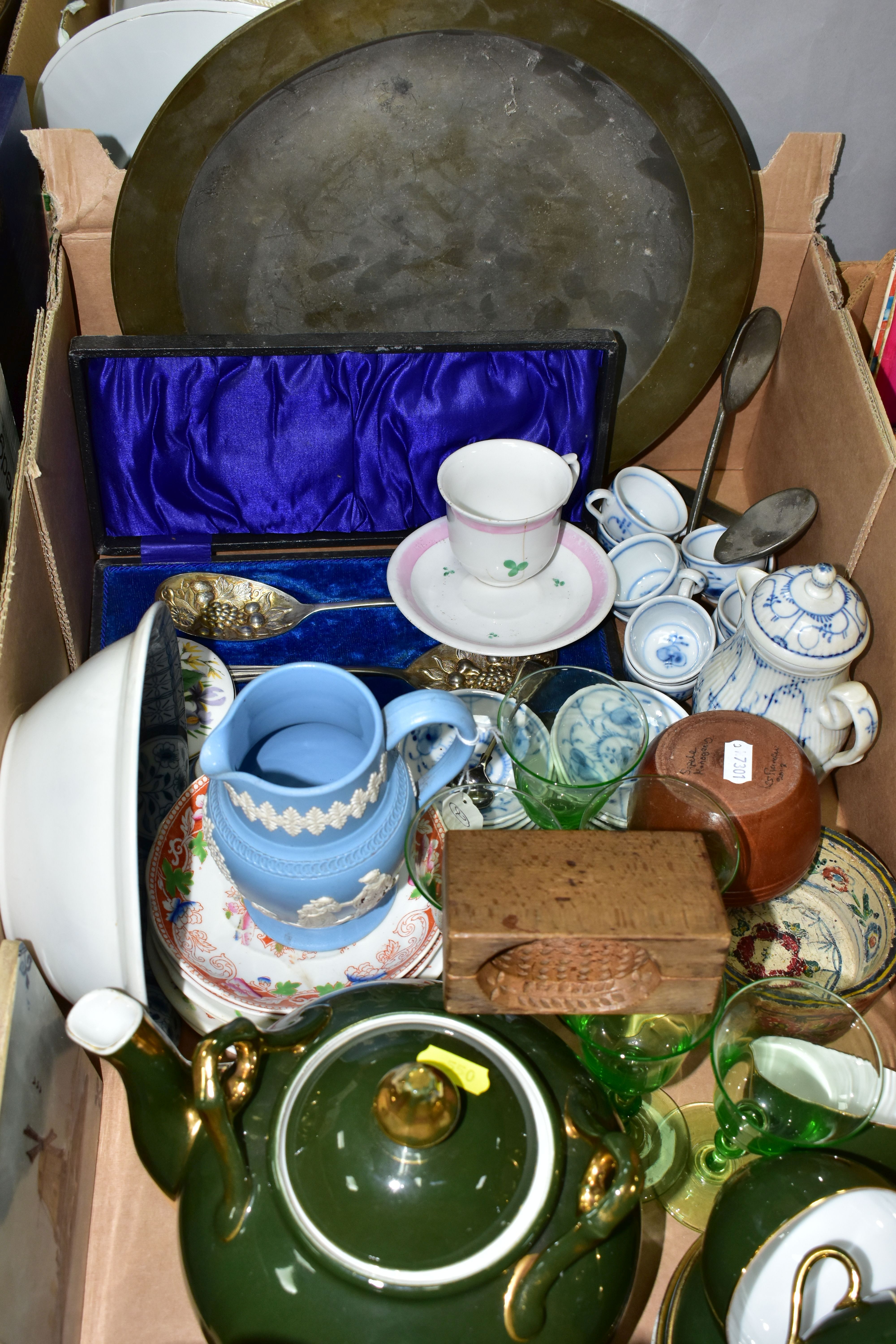 ONE BOX OF ASSORTED CERAMICS, to include three Ivory Blush Carlton ware plates, a Dudson blue Jasper - Image 2 of 4