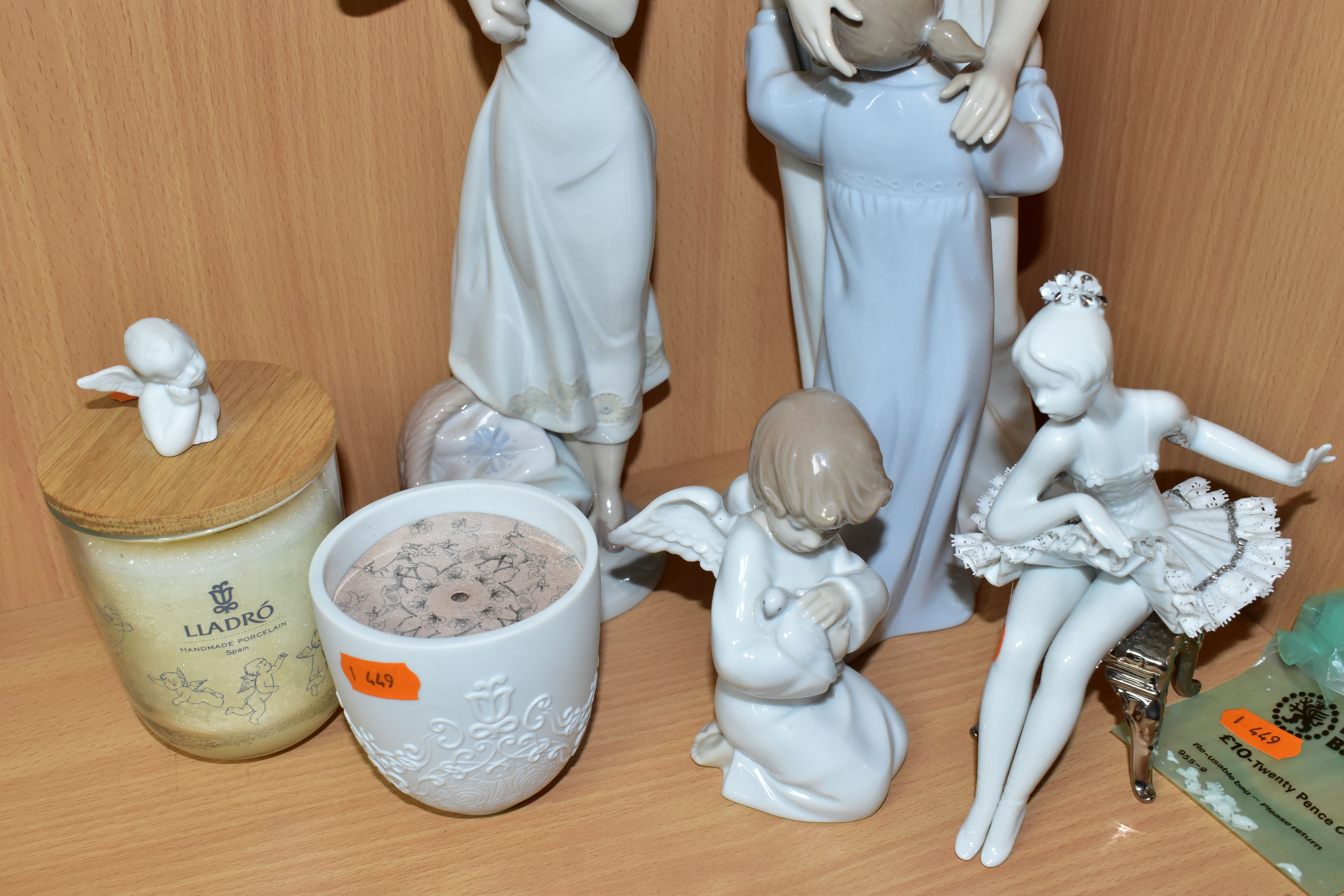 A GROUP OF LLADRO FIGURINES AND CANDLES, comprising four figurines: 'Loving Protection' 8245 - Bild 2 aus 4