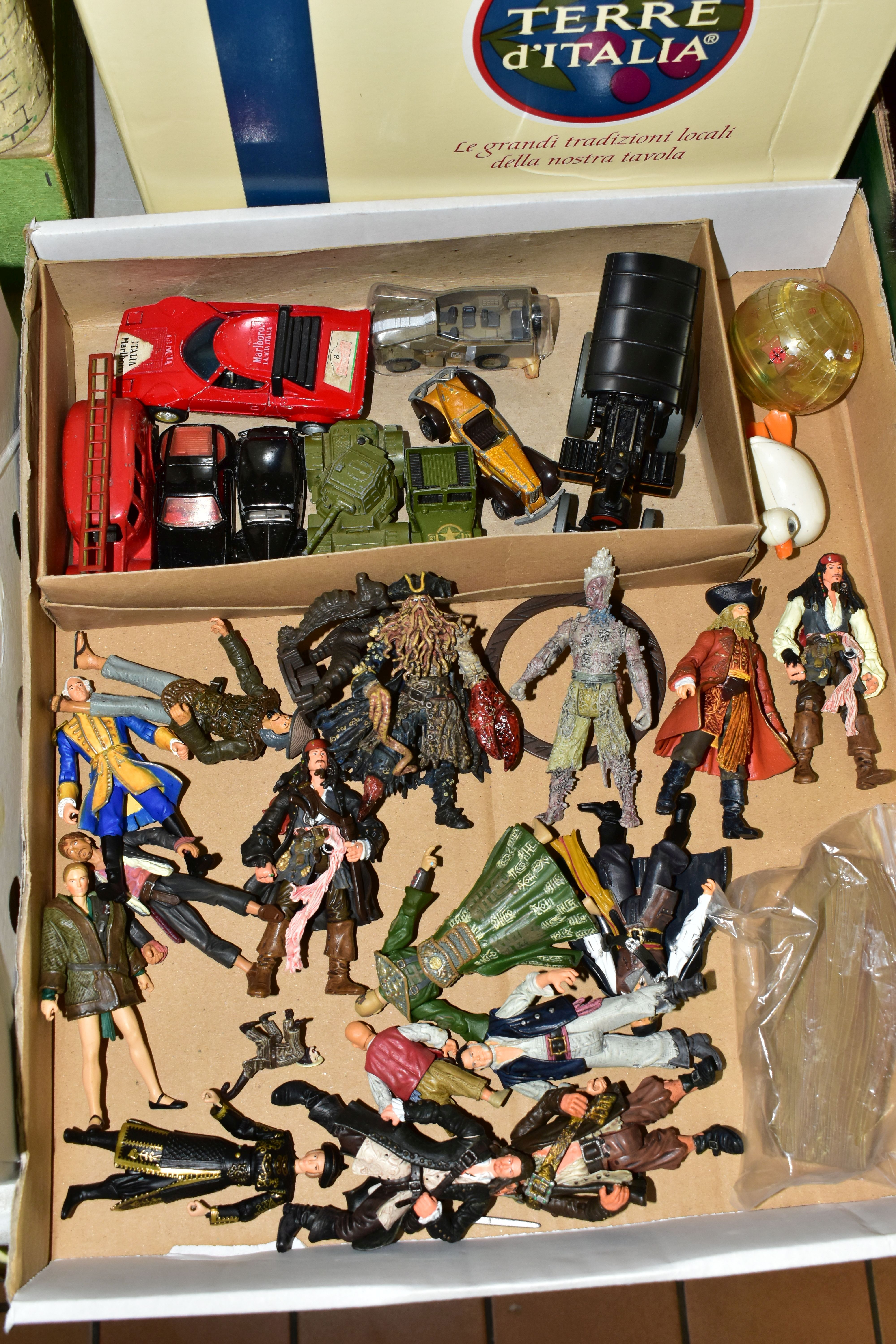 A QUANTITY OF ASSORTED TOYS, to include a collection of Zizzle 'Pirates of the Caribbean figures and