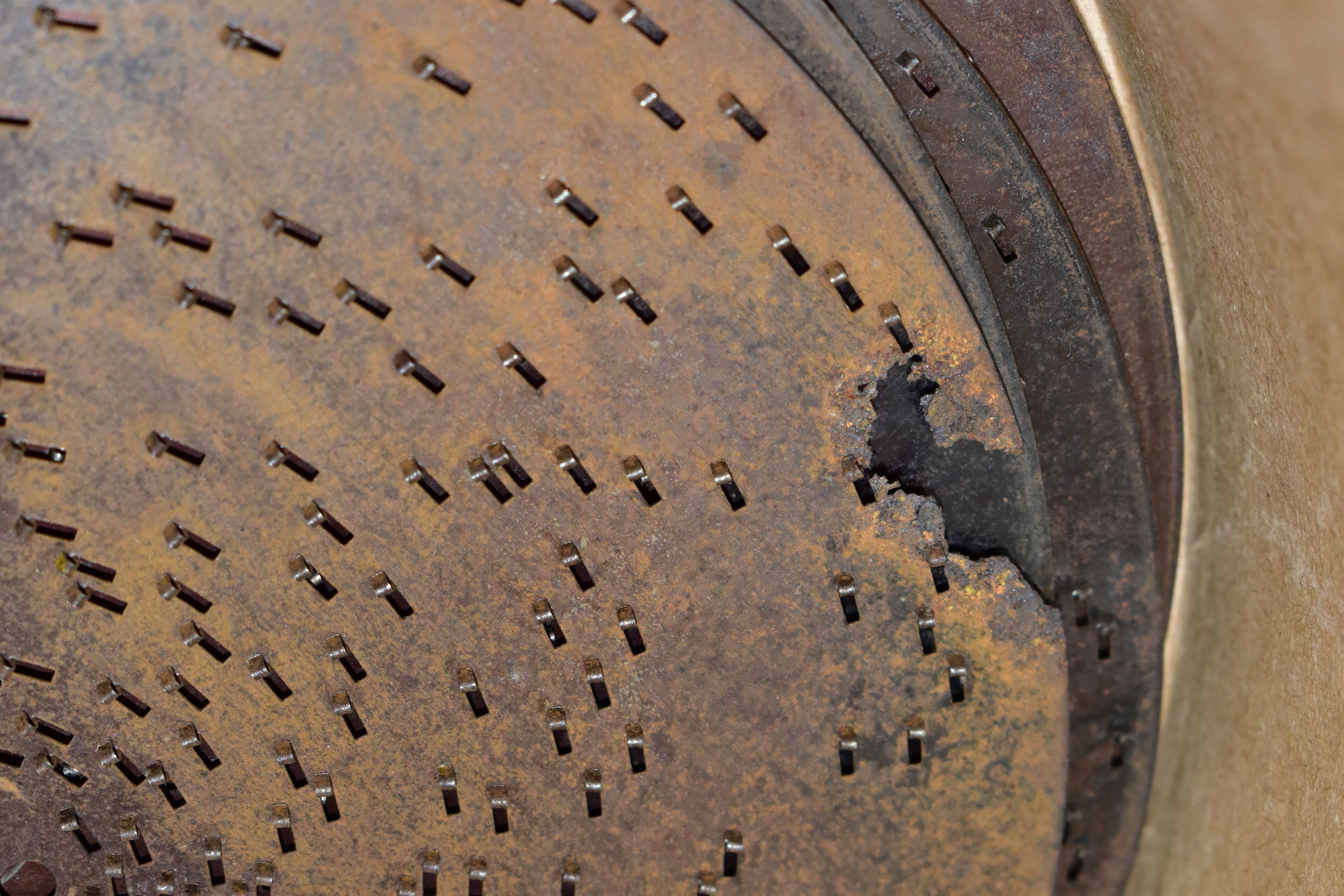 AN EARLY 20TH CENTURY POLYPHON, fitted with six bells, complete with twelve 8 discs - Image 6 of 8