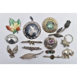 A SILVER SCOTTISH BROOCH AND A SELECTION OF JEWELLERY, a circular brooch with a thistle design