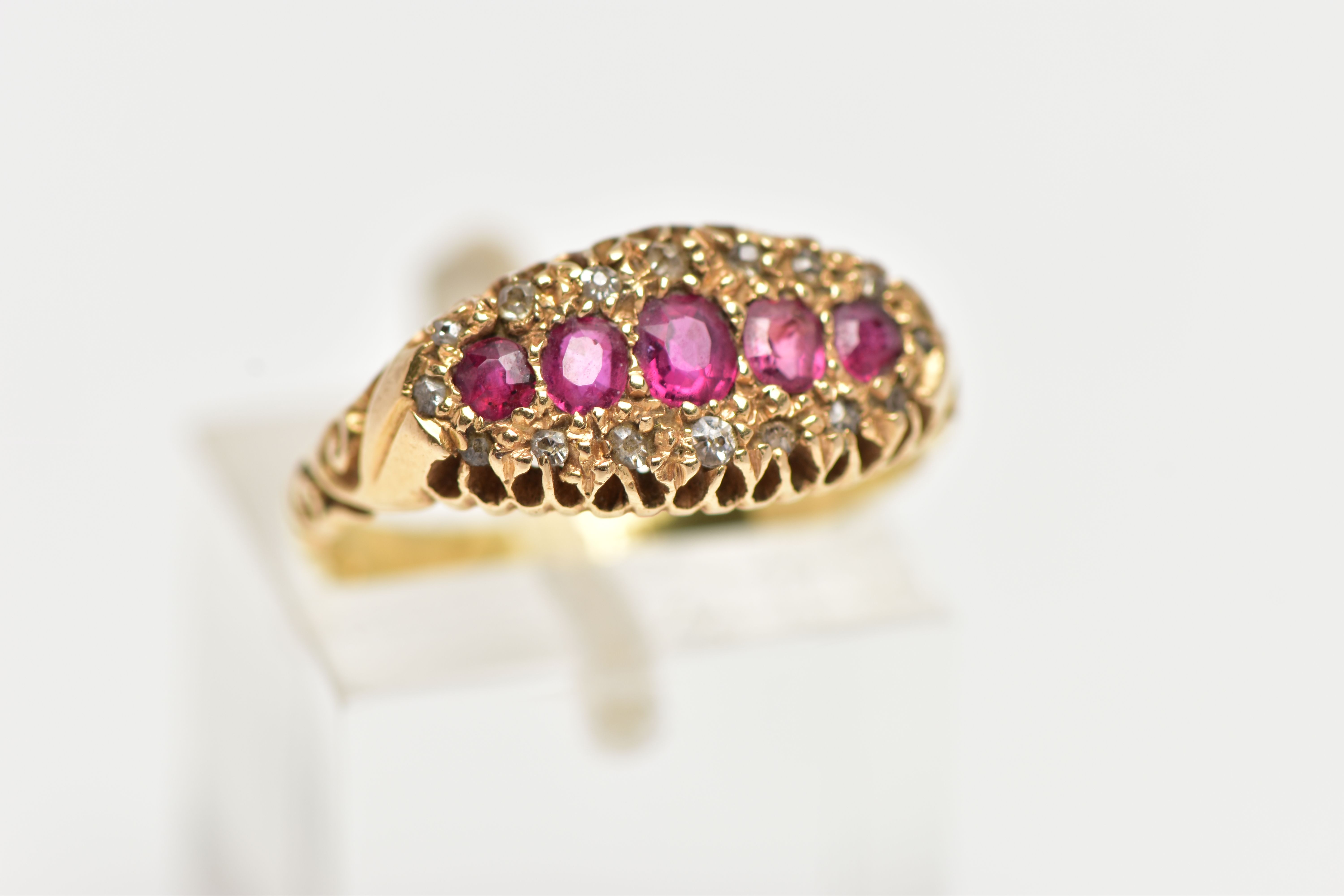AN EARLY 20TH CENTURY, YELLOW METAL BOAT RING, set with a row of five graduated oval and circular - Image 4 of 4