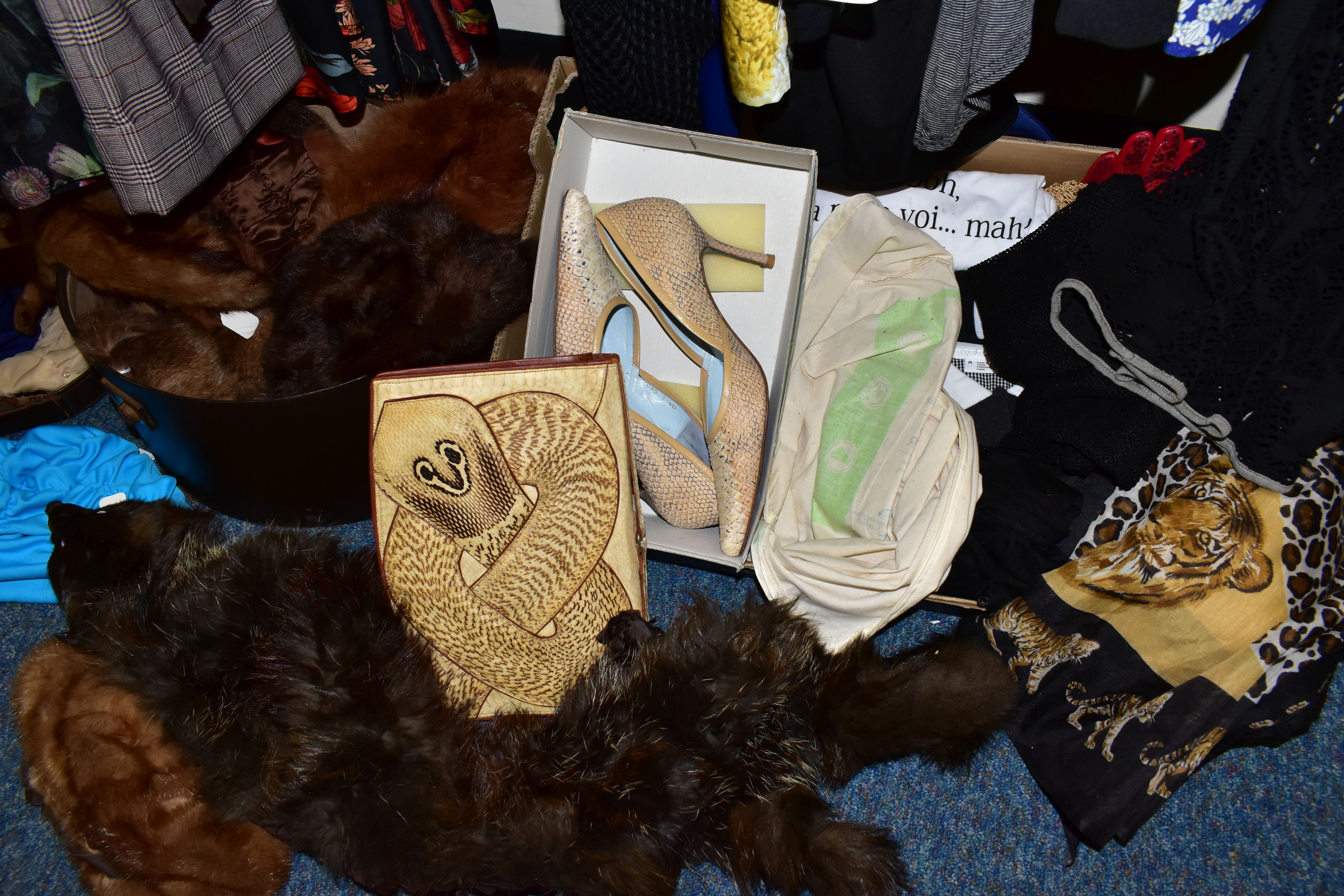 A QUANTITY OF VINTAGE AND MODERN LADIES CLOTHING, approximately eighty items of assorted ages from - Image 34 of 34