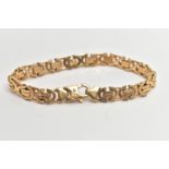 A 9CT GOLD BRACELET, a flat byzantine bracelet fitted with a large lobster clasp, hallmarked 9ct