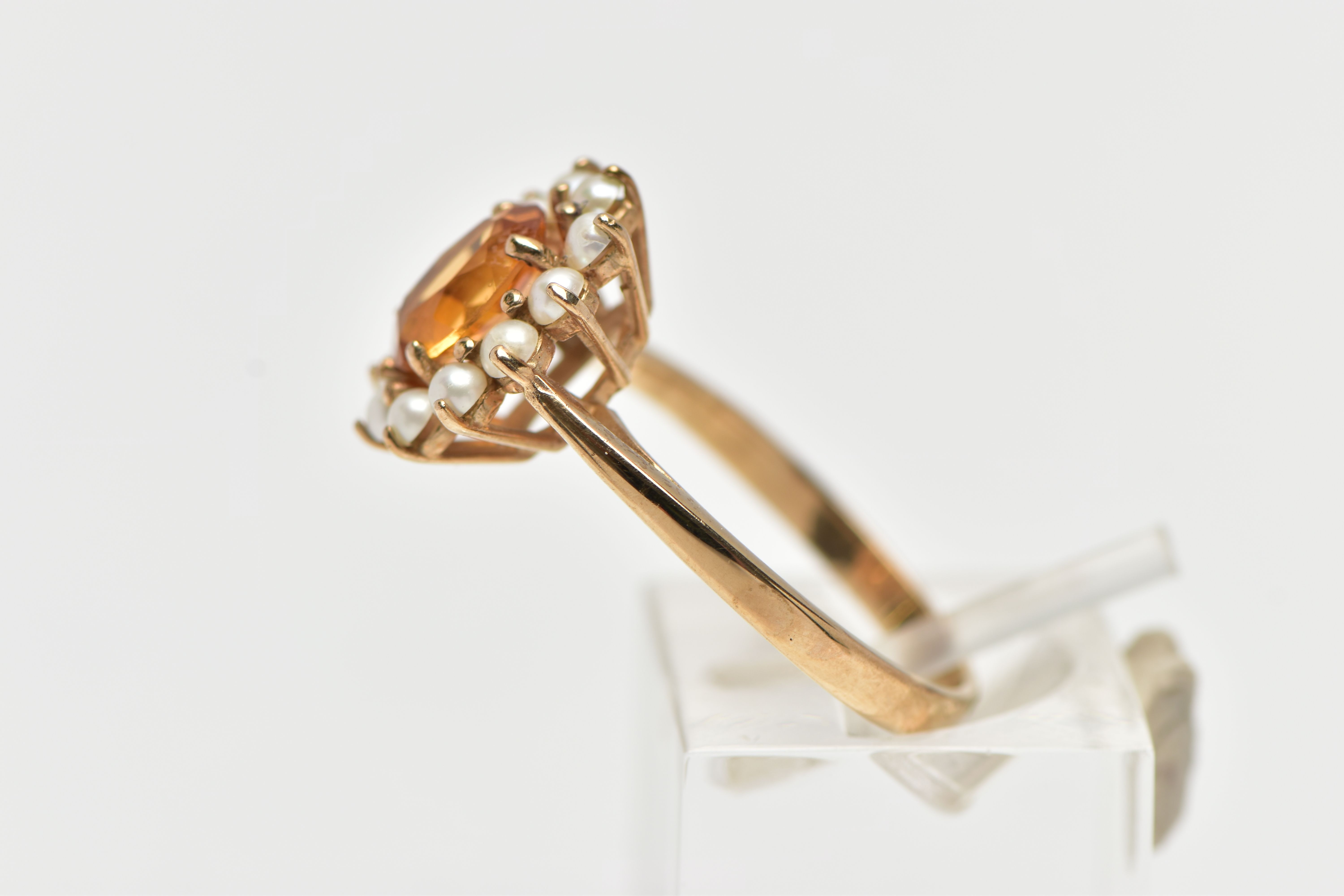 A 9CT YELLOW GOLD CITRINE AND PEARL CLUSTER RING AND A PAIR OF MATCHING YELLOW METAL EARRINGS, the - Image 4 of 8