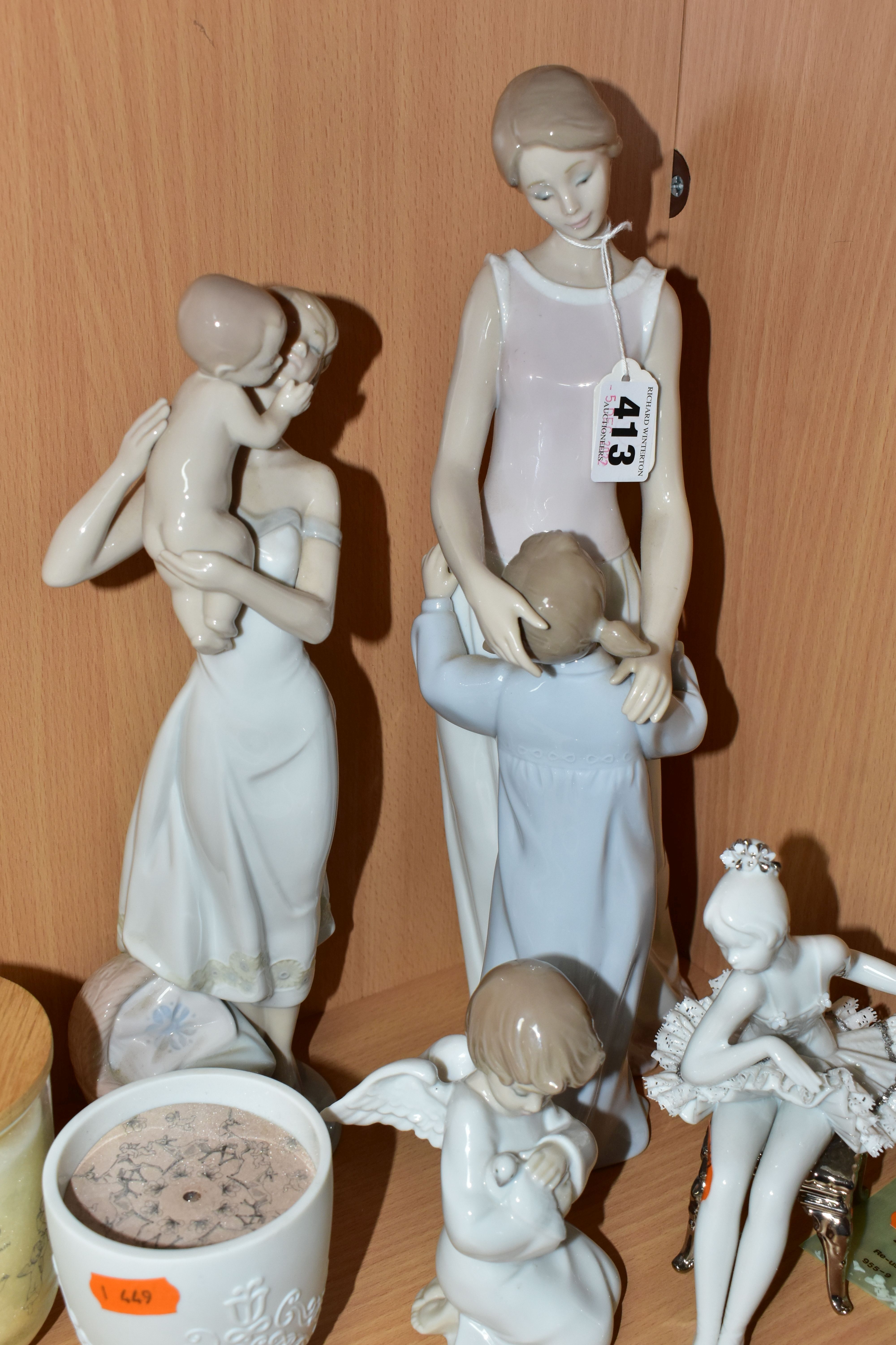 A GROUP OF LLADRO FIGURINES AND CANDLES, comprising four figurines: 'Loving Protection' 8245 - Bild 4 aus 4