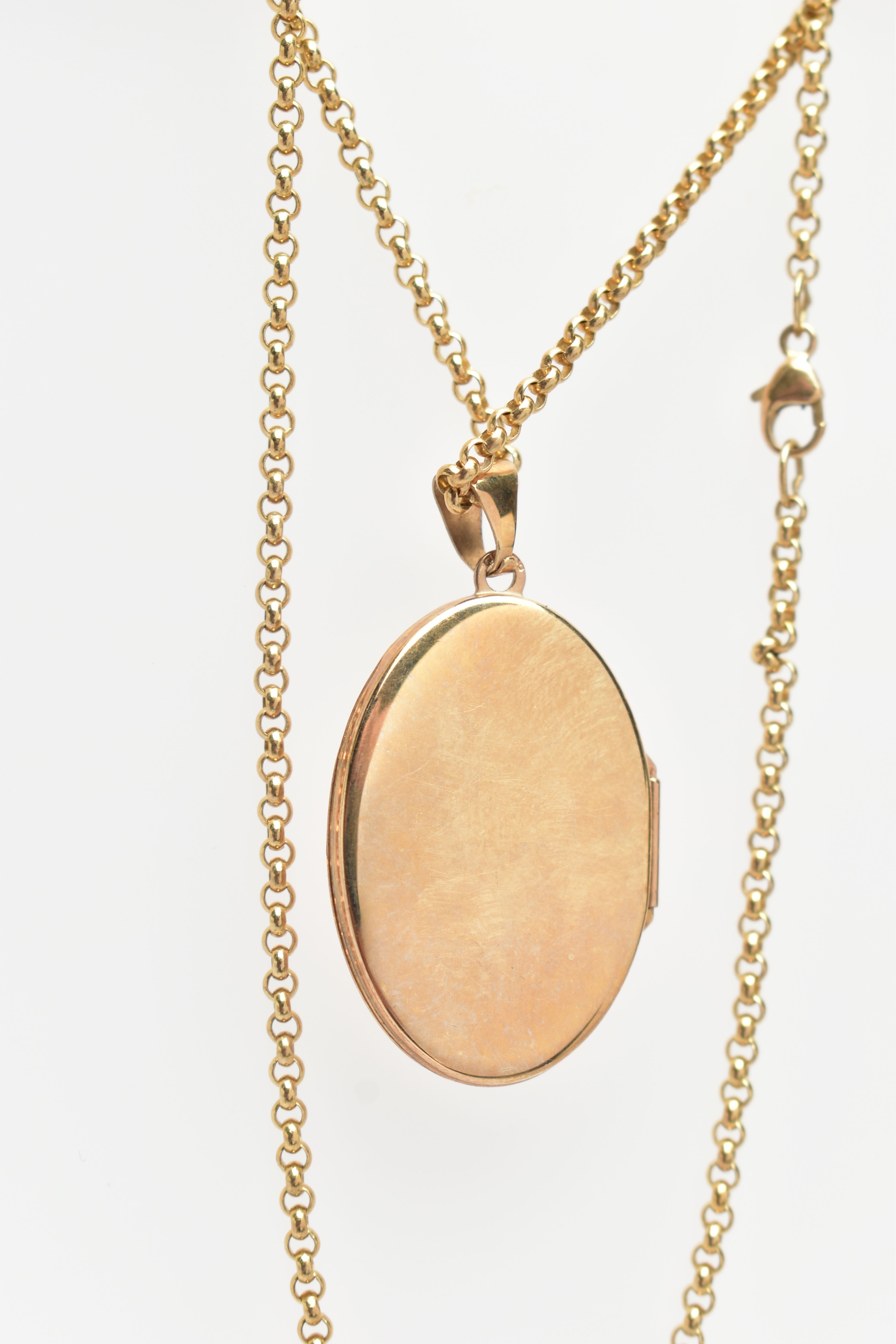 A 9CT GOLD LOCKET AND CHAIN, the hinged locket of an oval form decorated with a Celtic pattern to - Image 2 of 3