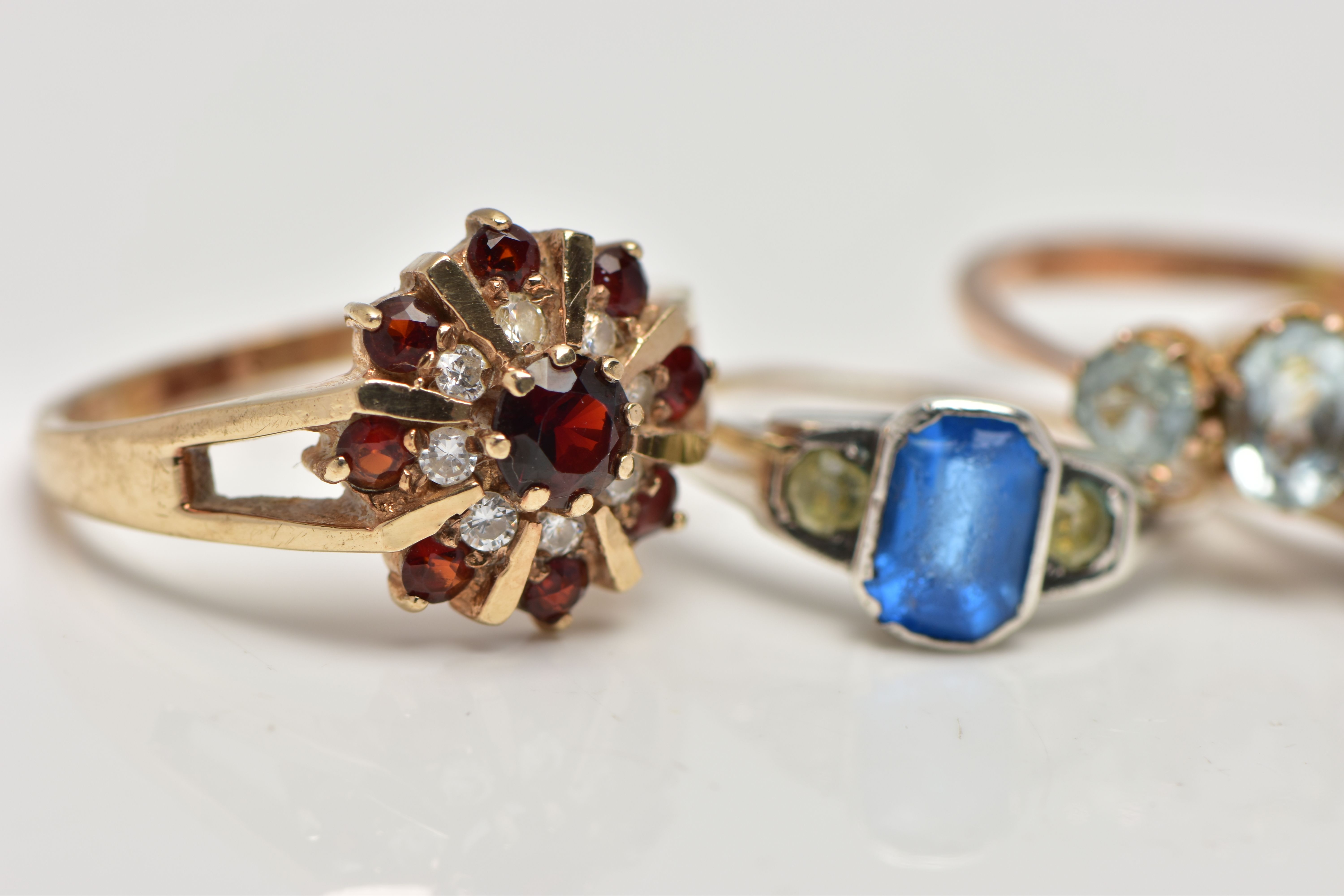 A SELECTION OF FOUR GEM SET RINGS, to include an early 20th century blue and colourless paste - Image 3 of 4