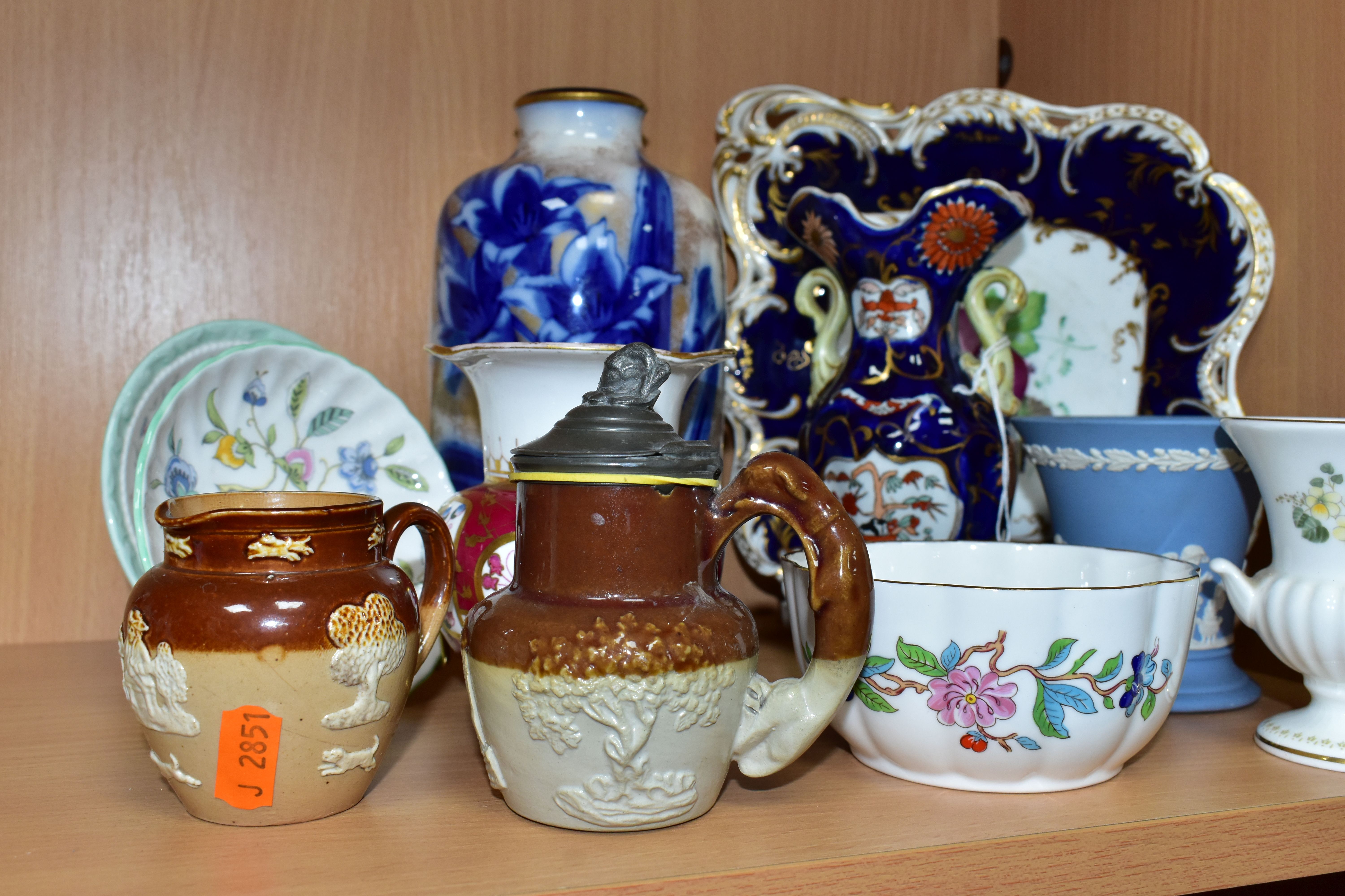 A GROUP OF CERAMICS, to include a Mason's twin handled vase in Blue Hawthorne pattern, the handles - Image 5 of 5