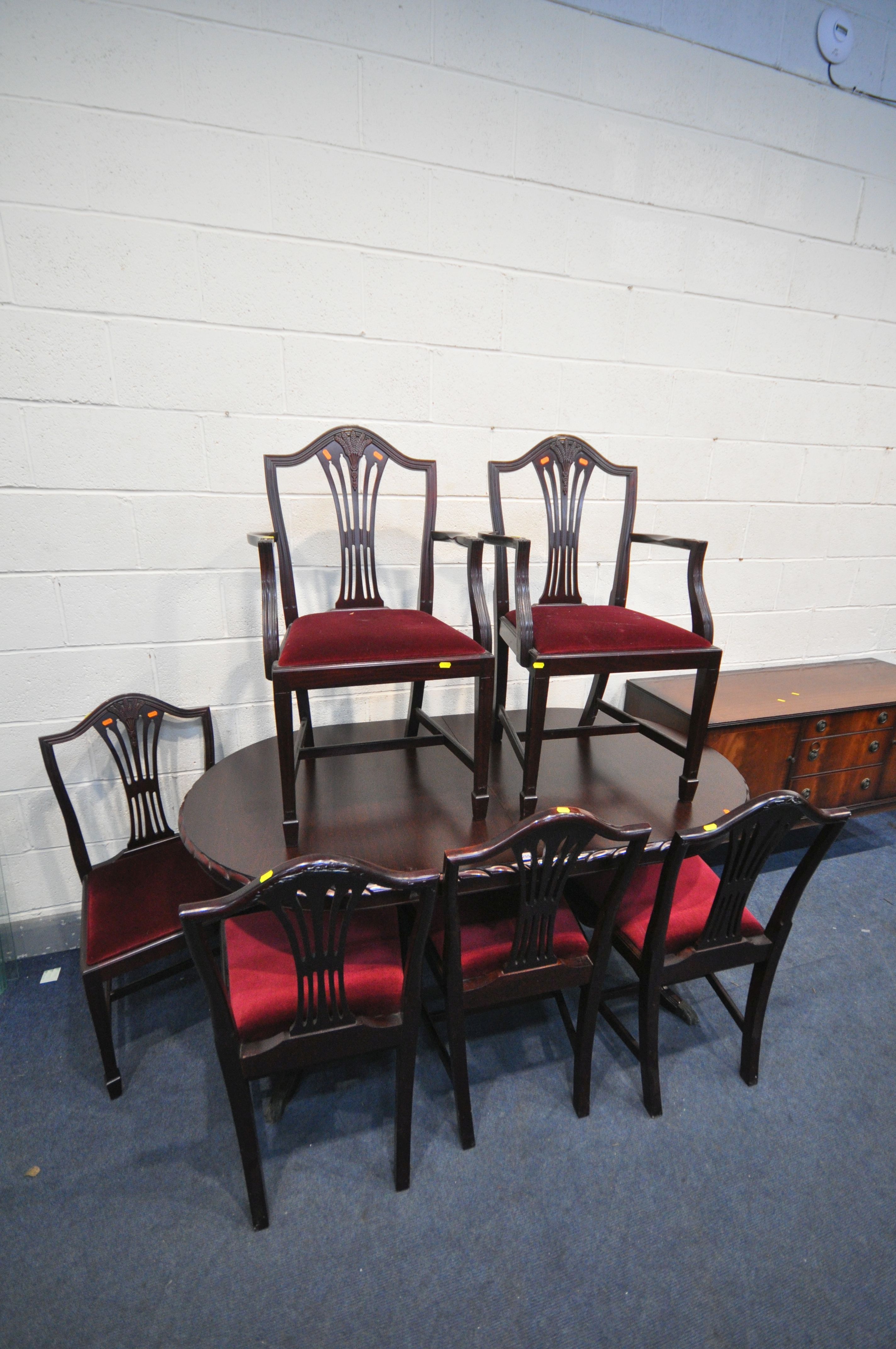 A MAHOGANY EXTENDING DINING TABLE, with a single fold out leaf, length 165cm x 91cm x height 78cm, - Image 2 of 3