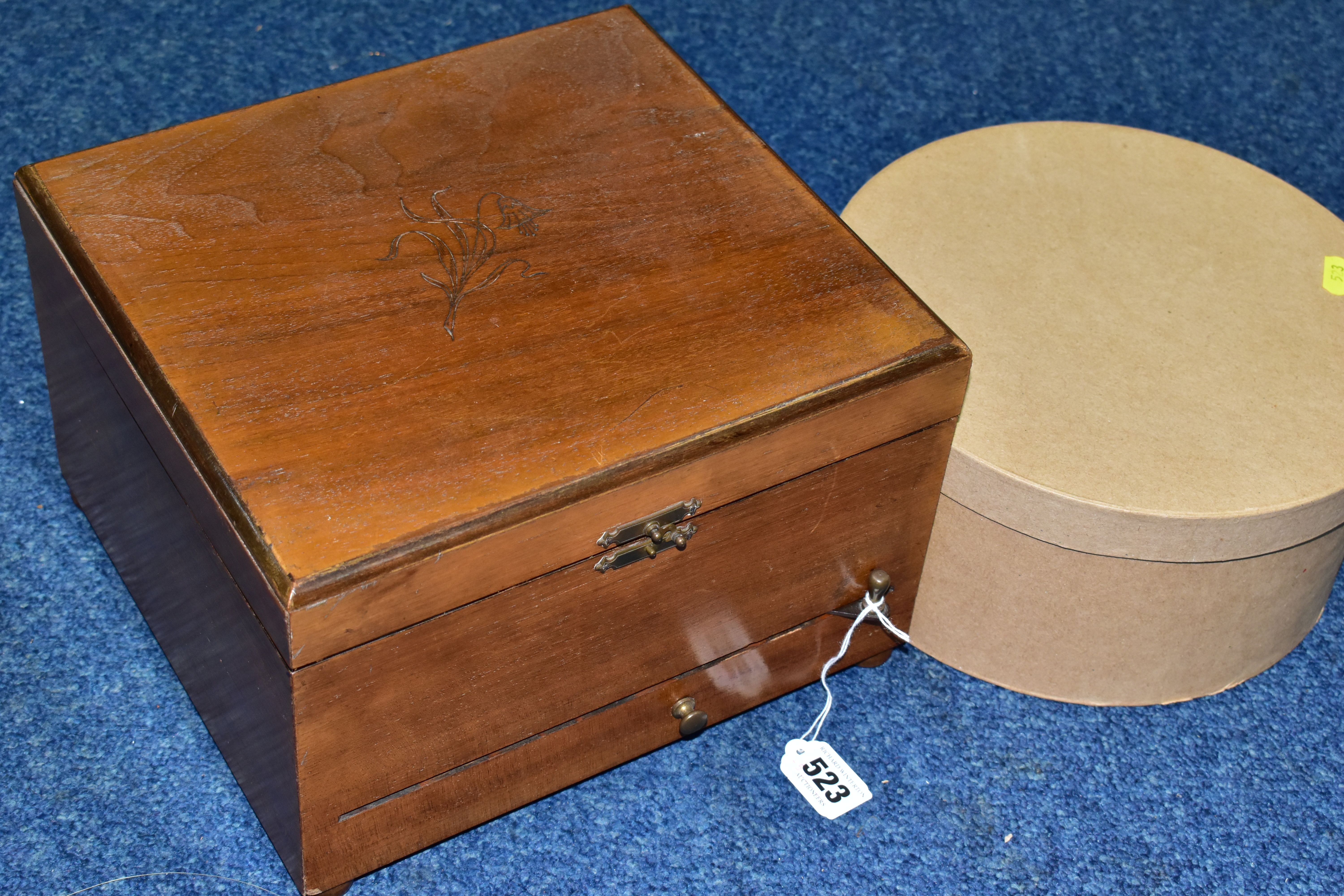 AN EARLY 20TH CENTURY POLYPHON, fitted with six bells, complete with twelve 8 discs - Image 7 of 8