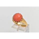 AN EARLY 20TH CENTURY, 18CT YELLOW GOLD CORAL RING, designed with a round coral cabochon,