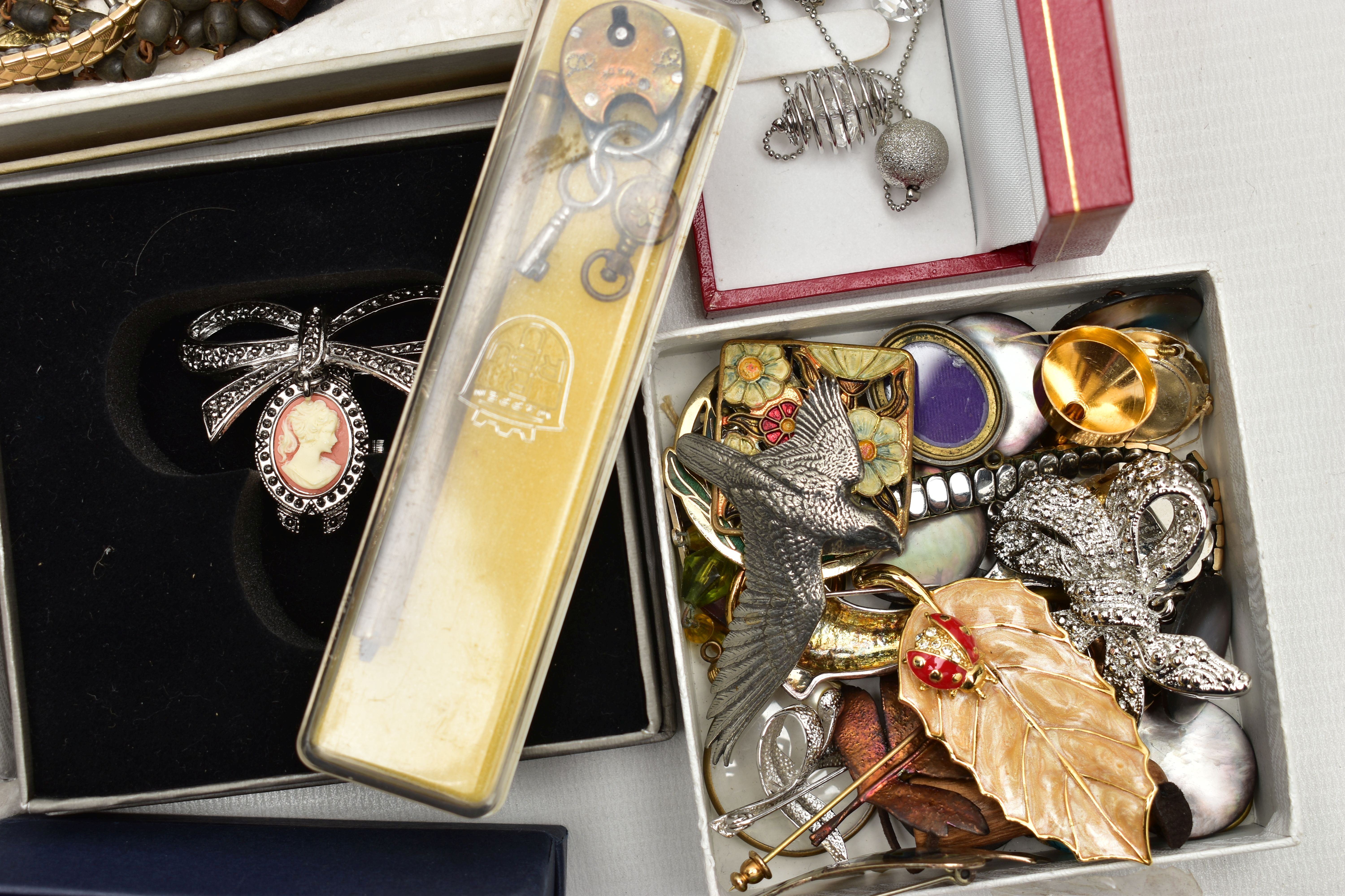 A BOX OF ASSORTED SILVER AND COSTUME JEWELLERY, to include a silver ingot pendant set with a - Image 3 of 5