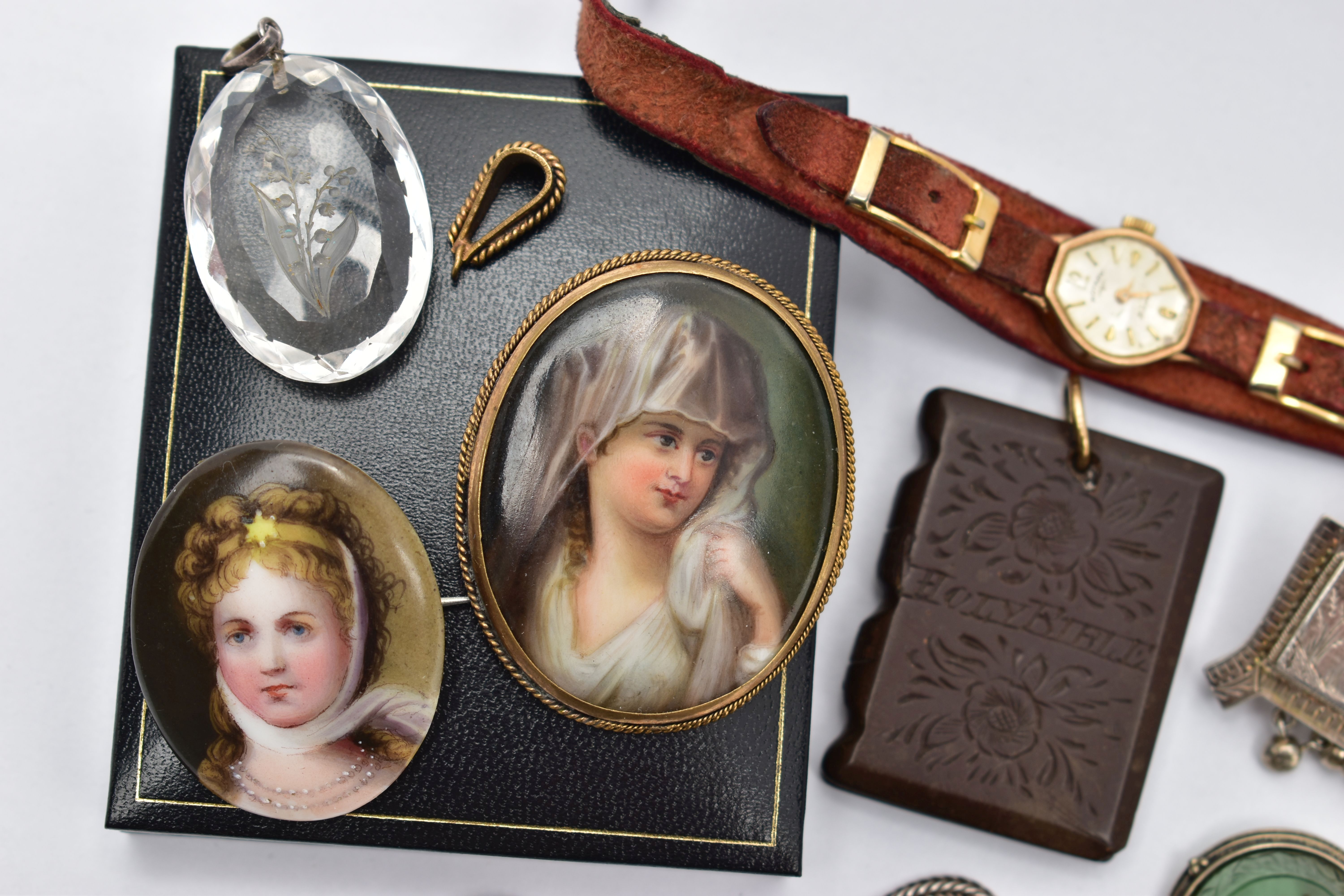 A SELECTION OF JEWELLERY, to include a Victorian silver Albertina featuring three chains, fitted - Bild 4 aus 5