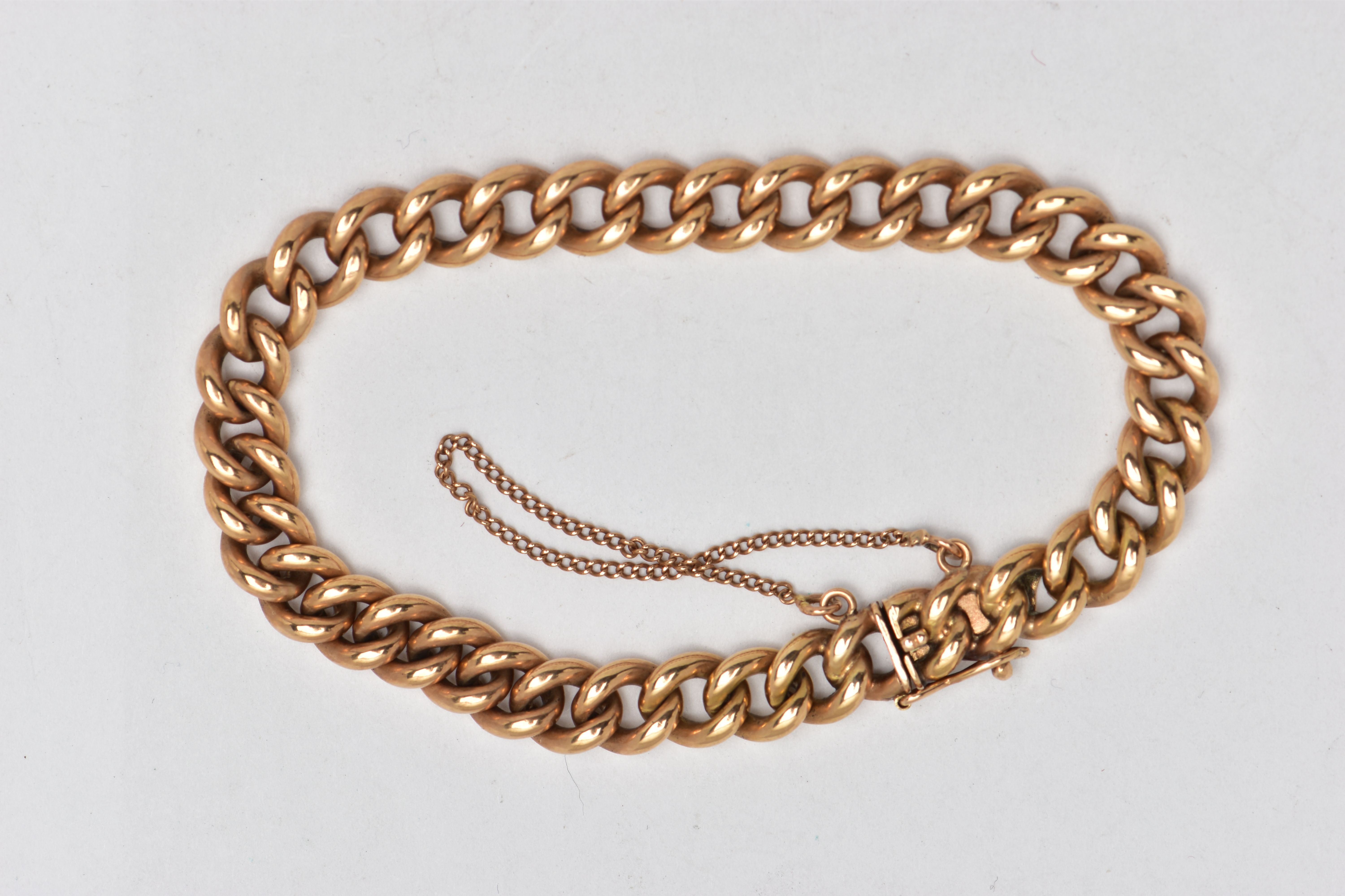 A YELLOW METAL CURB LINK BRACELET, polished yellow metal, fitted with an integrated box clasp with a - Image 2 of 3
