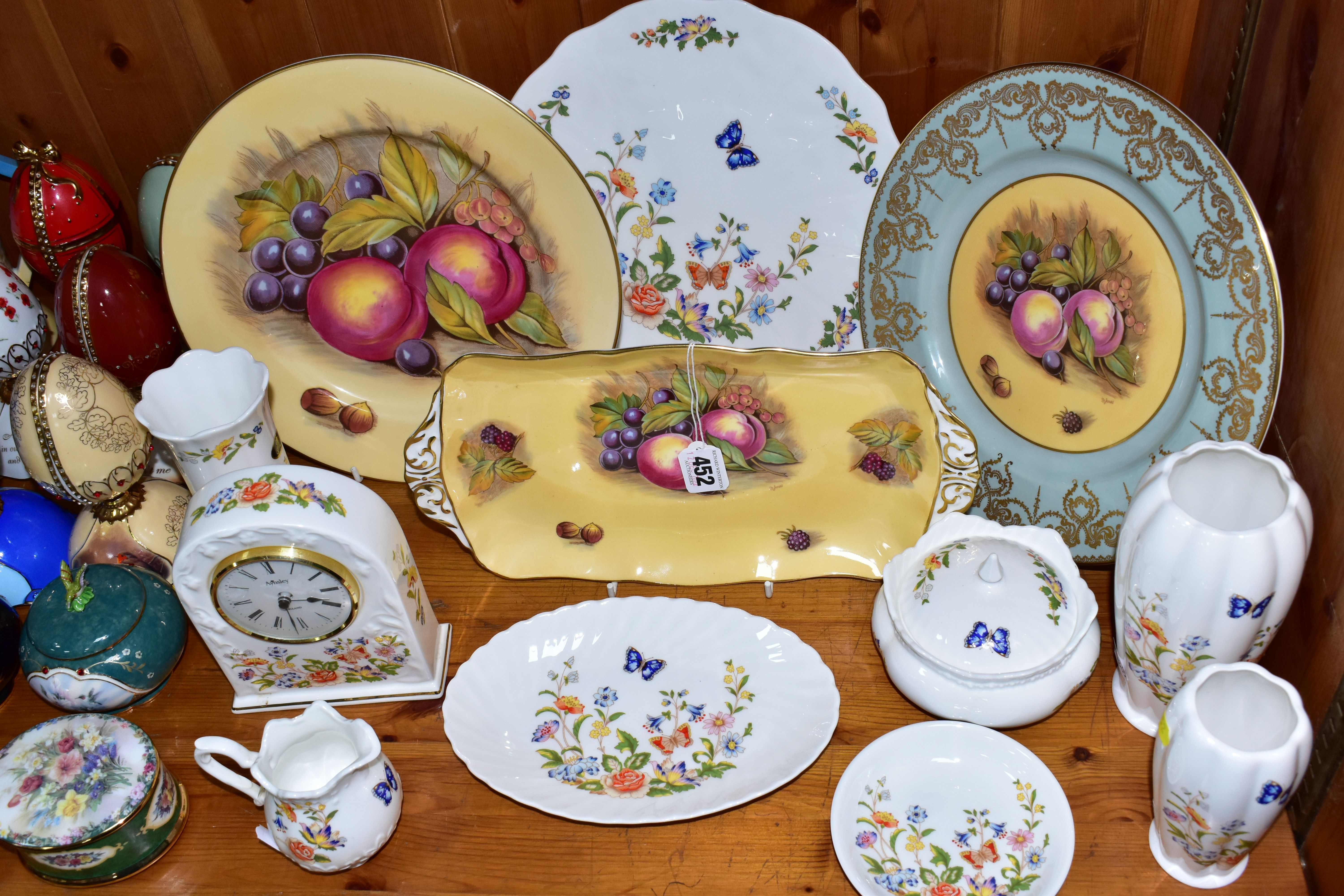 A GROUP OF AYNSLEY COTTAGE GARDEN GIFTWARE AND FRUIT PATTERN PLATES BY D. JONES, MODERN PORCELAIN - Image 6 of 6