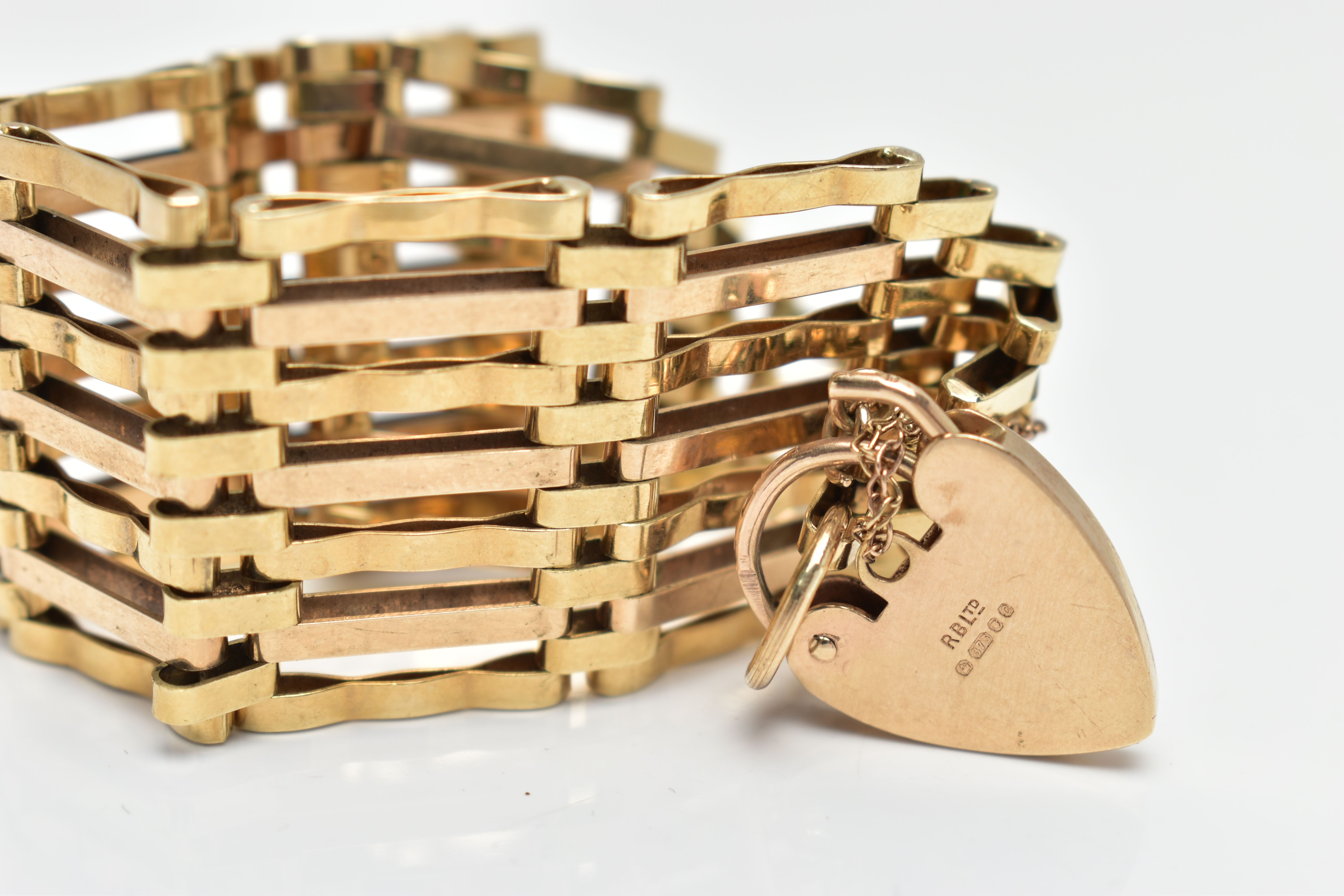A MID 20TH CENTURY 9CT YELLOW GOLD GATE BRACELET, designed as a series of plain polished and grooved - Image 4 of 4