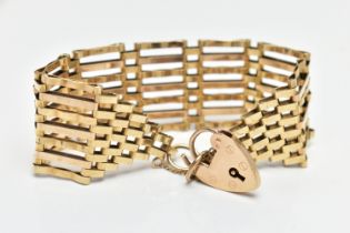 A MID 20TH CENTURY 9CT YELLOW GOLD GATE BRACELET, designed as a series of plain polished and grooved