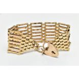 A MID 20TH CENTURY 9CT YELLOW GOLD GATE BRACELET, designed as a series of plain polished and grooved