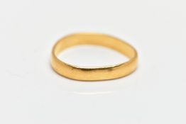 A 22CT GOLD BAND RING, misshapen polished band, approximate band width 2.8mm, hallmarked 22ct