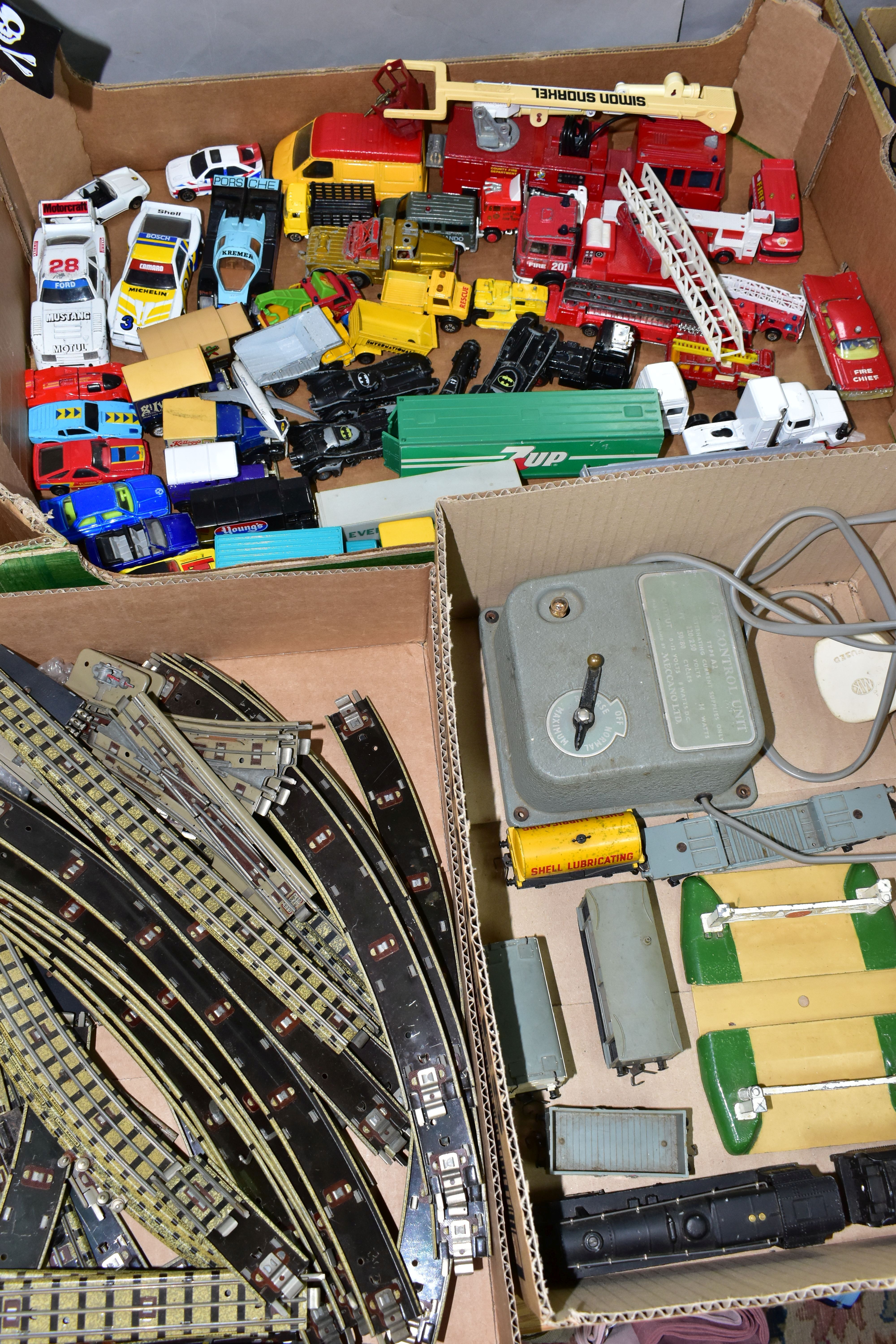 A QUANTITRY OF UNBOXED AND ASSORTED HORNBY DUBLO MODEL RAILWAY ITEMS, to include class 8F No.