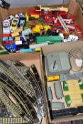 A QUANTITRY OF UNBOXED AND ASSORTED HORNBY DUBLO MODEL RAILWAY ITEMS, to include class 8F No.