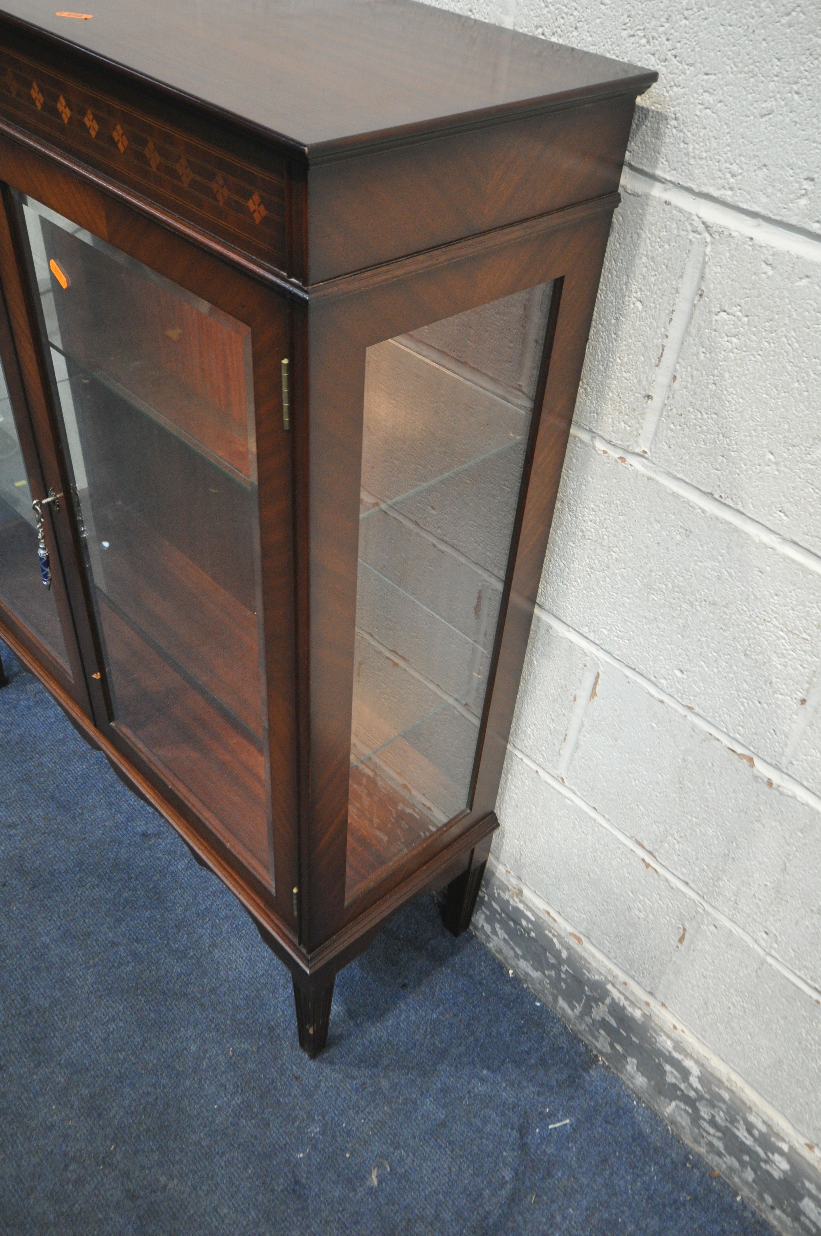 A MAHOGANY GLAZED TWO DOOR DISPLAY CABINET, with two glass shelves, width 95cm x depth 33cm x height - Image 3 of 3
