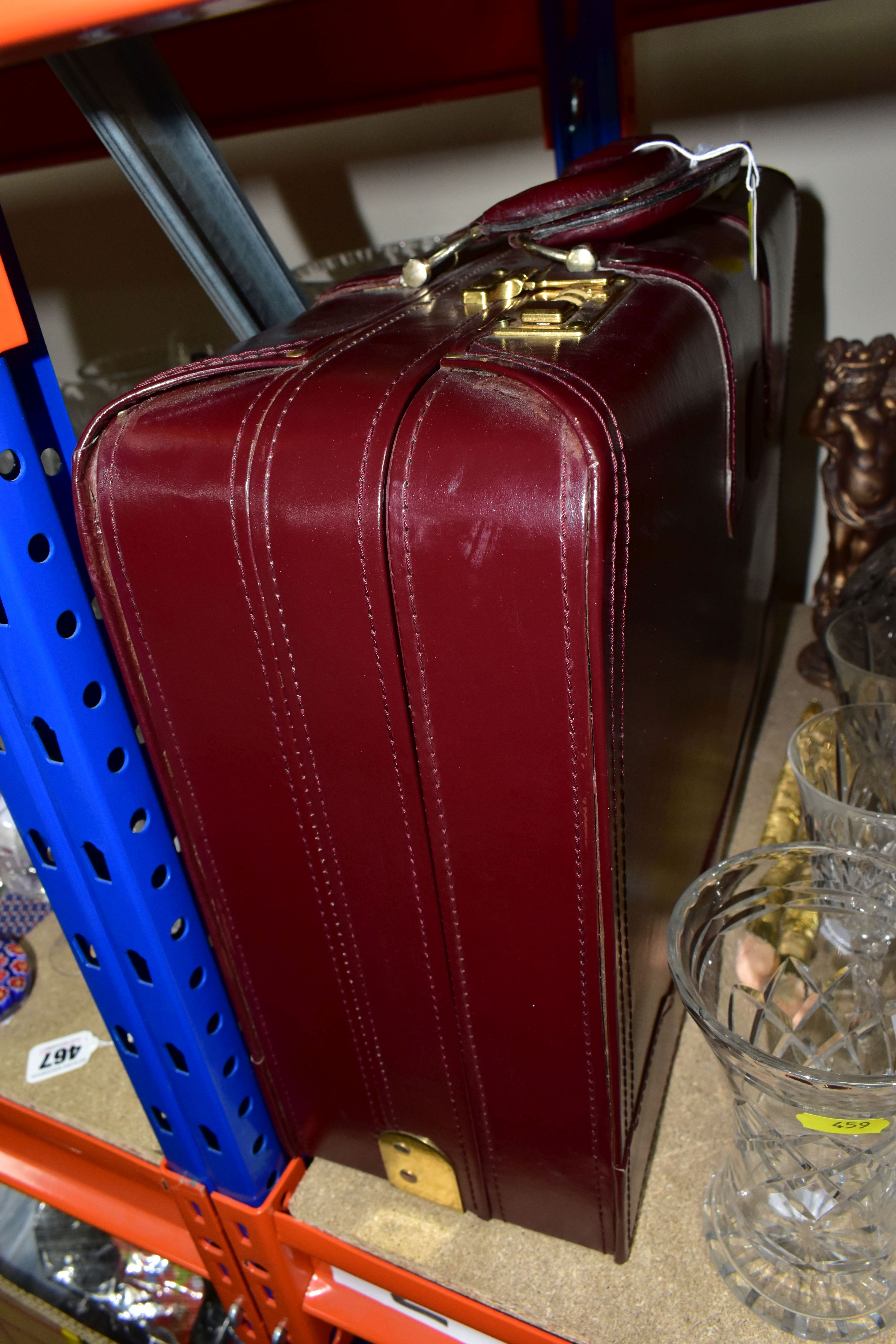 A SMALL QUANTITY OF ASSORTED DRINKING GLASSES AND OTHER GLASSWARE, AN AMIET BRIEFCASE AND A PAIR - Image 6 of 6