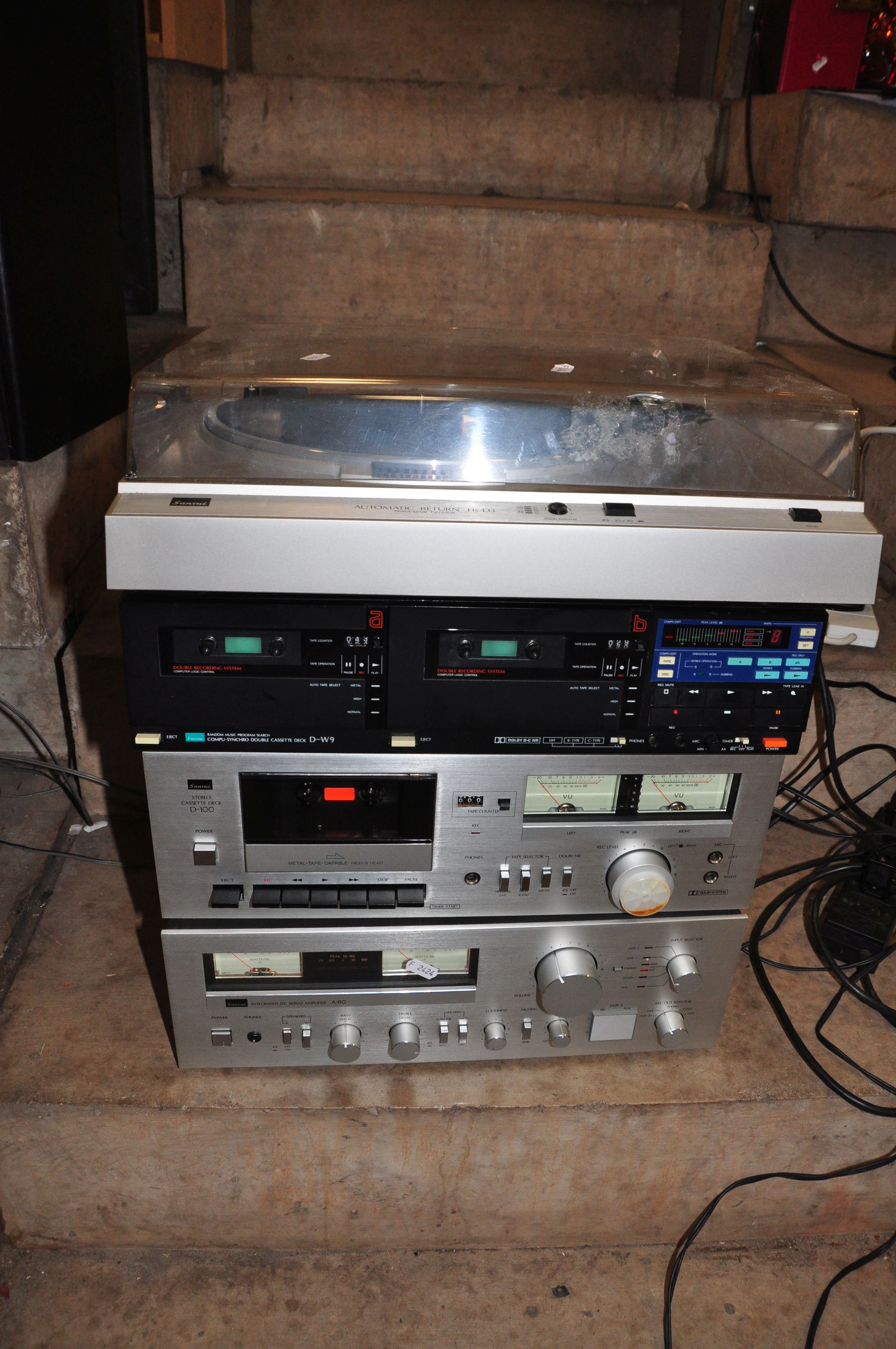 A VINTAGE SANSUI COMPONANT HI FI comprising of a an A-89 Amplifier, a D-100 tape player ( levers not