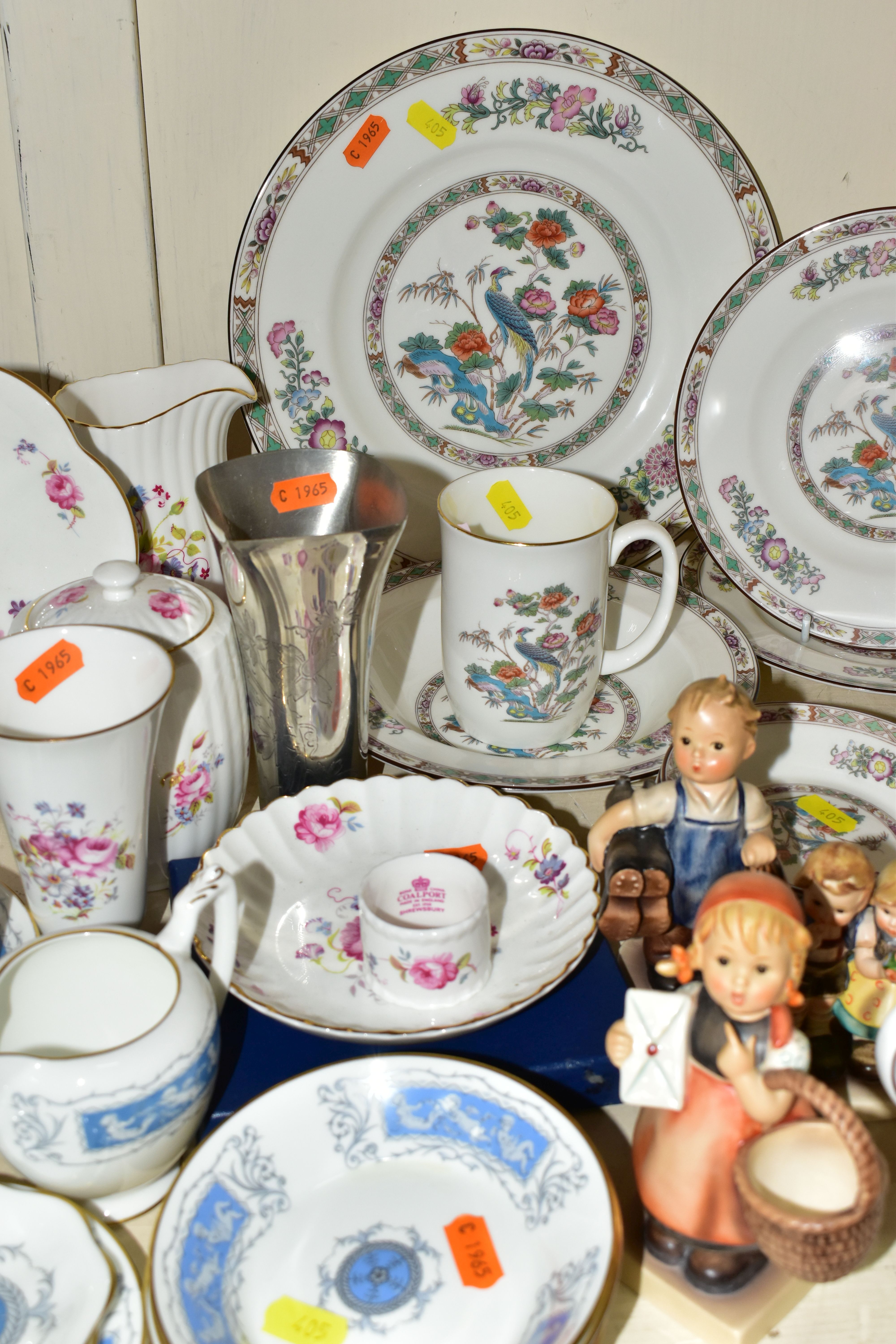 A GROUP OF COALPORT 'REVELRY' PATTERN PART DINNER WARES TOGETHER WITH WEDGWOOD 'KUTANI CRANE' - Image 4 of 7