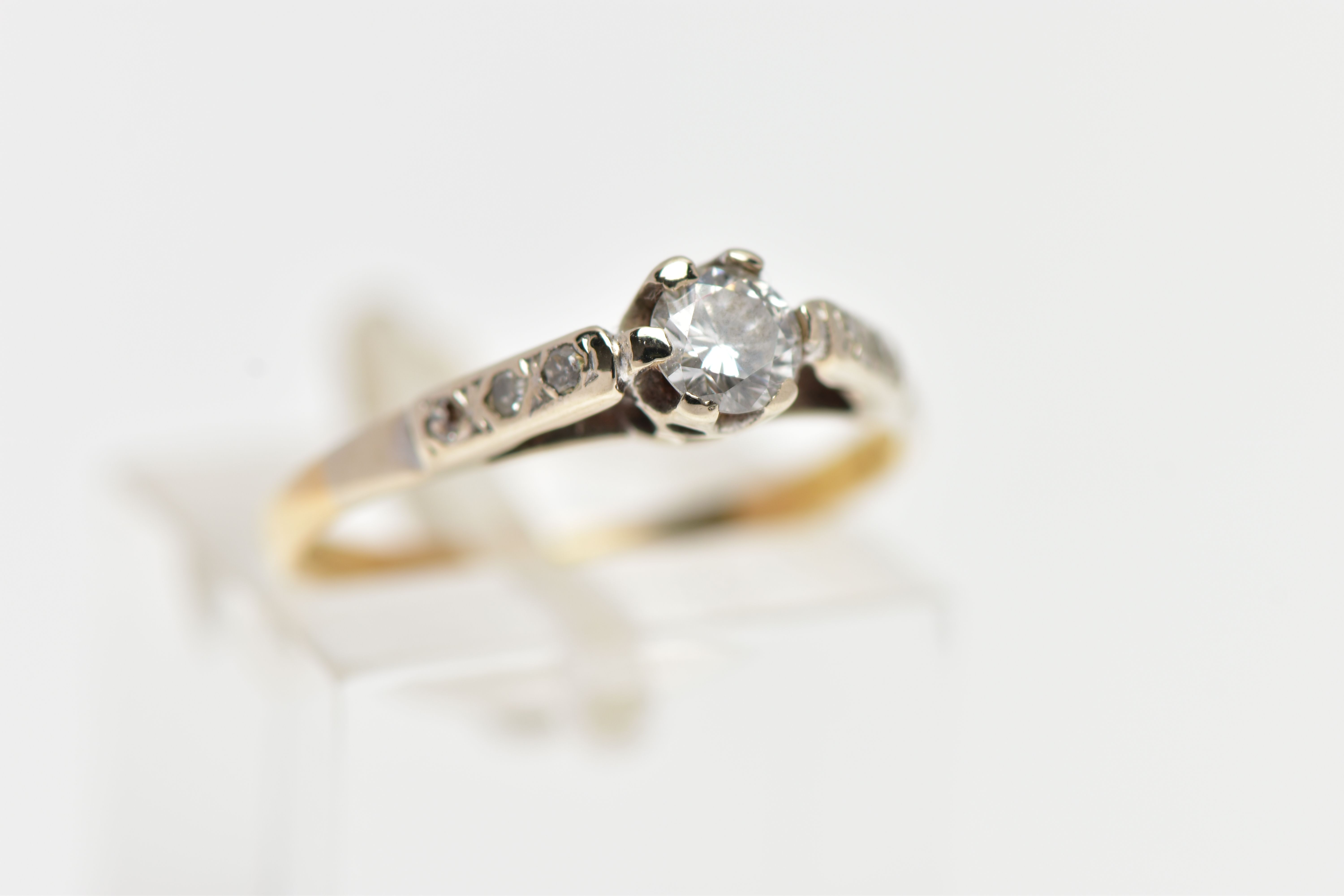 A YELLOW METAL SINGLE STONE DIAMOND RING, designed with a single claw set, round brilliant cut - Image 4 of 4