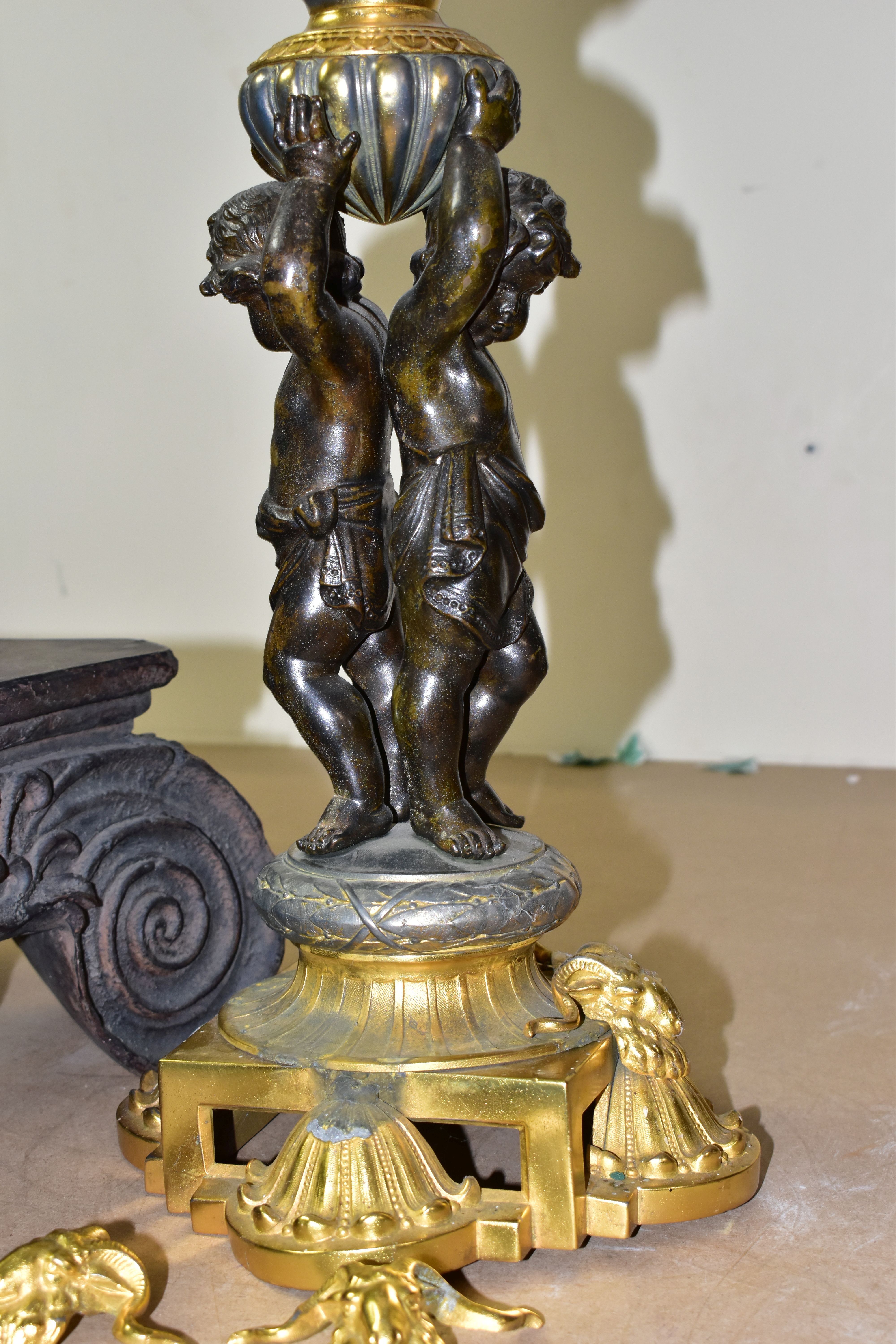 A DECORATIVE ELECTRIC TABLE LAMP IN THE FORM OF AN OIL LAMP, comprising a cast brass base, reservoir - Image 5 of 8