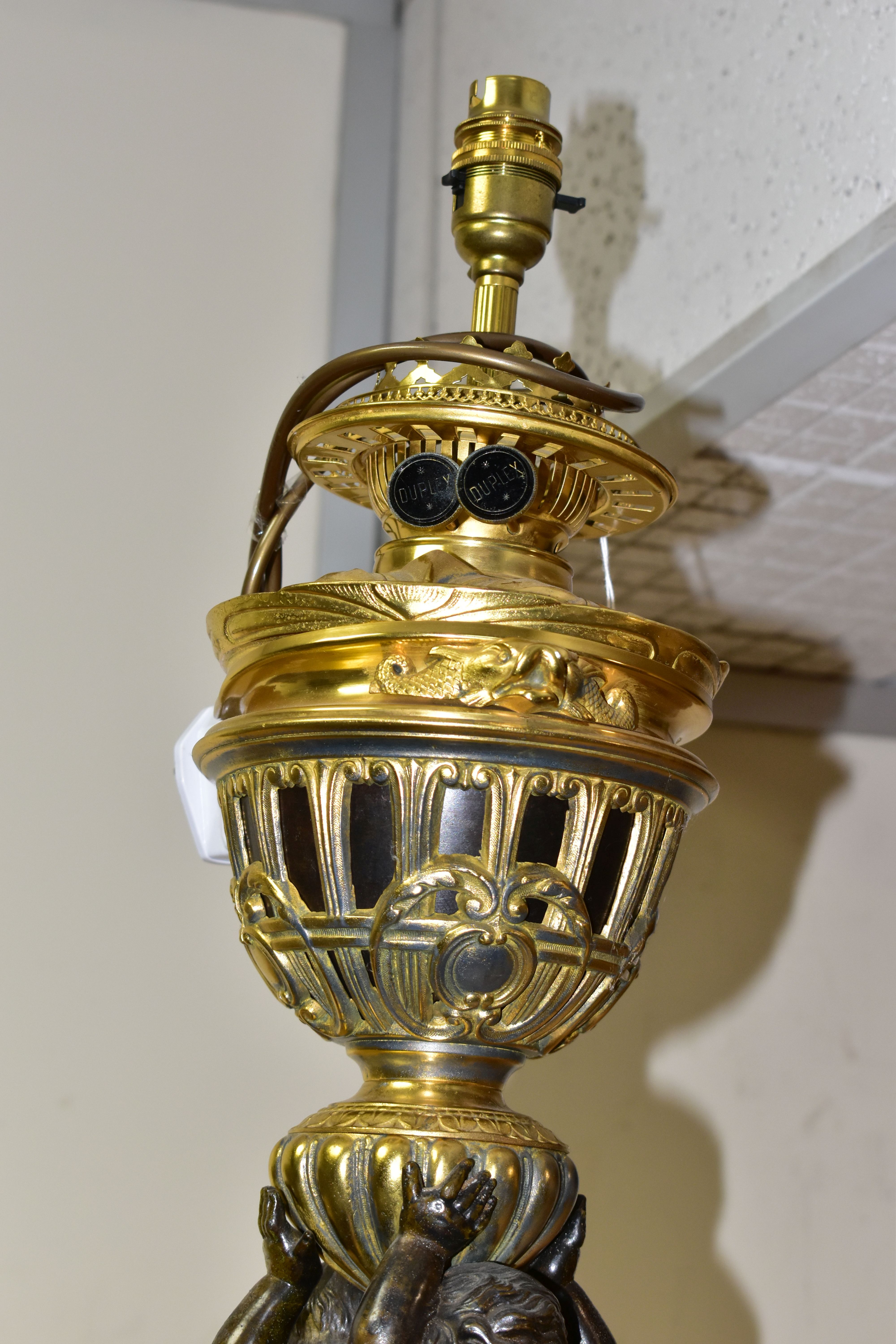 A DECORATIVE ELECTRIC TABLE LAMP IN THE FORM OF AN OIL LAMP, comprising a cast brass base, reservoir - Image 7 of 8