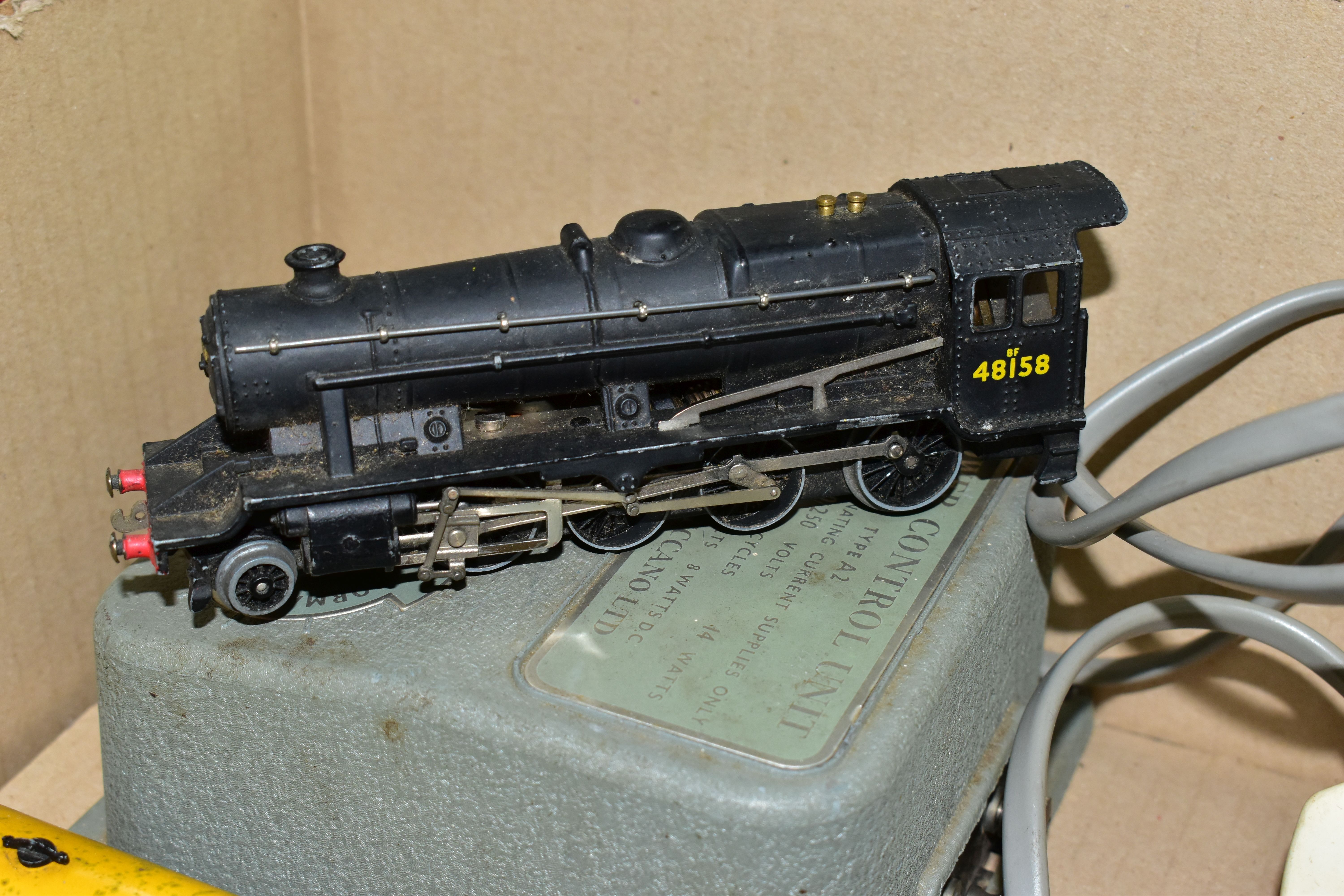 A QUANTITRY OF UNBOXED AND ASSORTED HORNBY DUBLO MODEL RAILWAY ITEMS, to include class 8F No. - Image 3 of 7