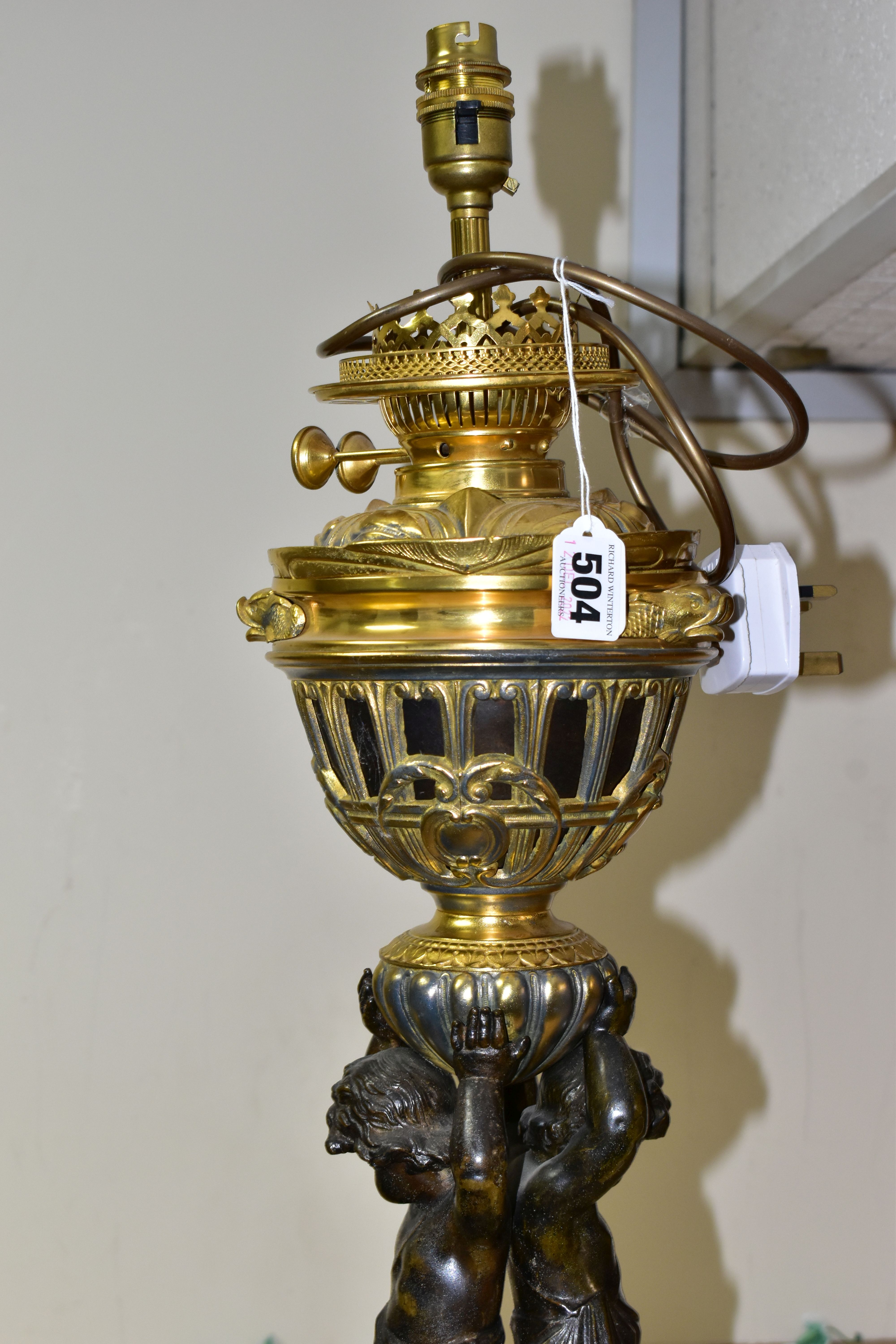 A DECORATIVE ELECTRIC TABLE LAMP IN THE FORM OF AN OIL LAMP, comprising a cast brass base, reservoir - Image 4 of 8