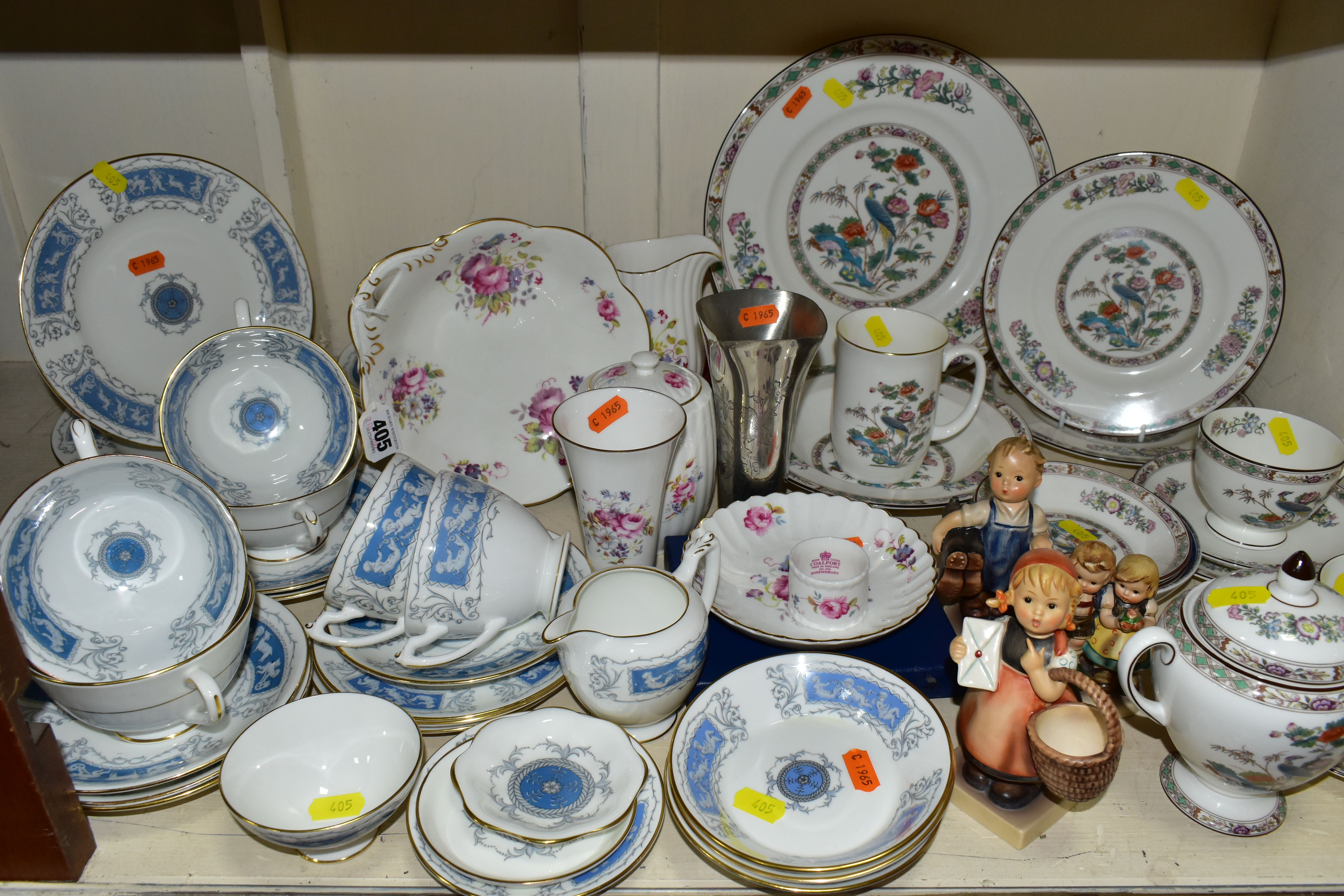 A GROUP OF COALPORT 'REVELRY' PATTERN PART DINNER WARES TOGETHER WITH WEDGWOOD 'KUTANI CRANE'