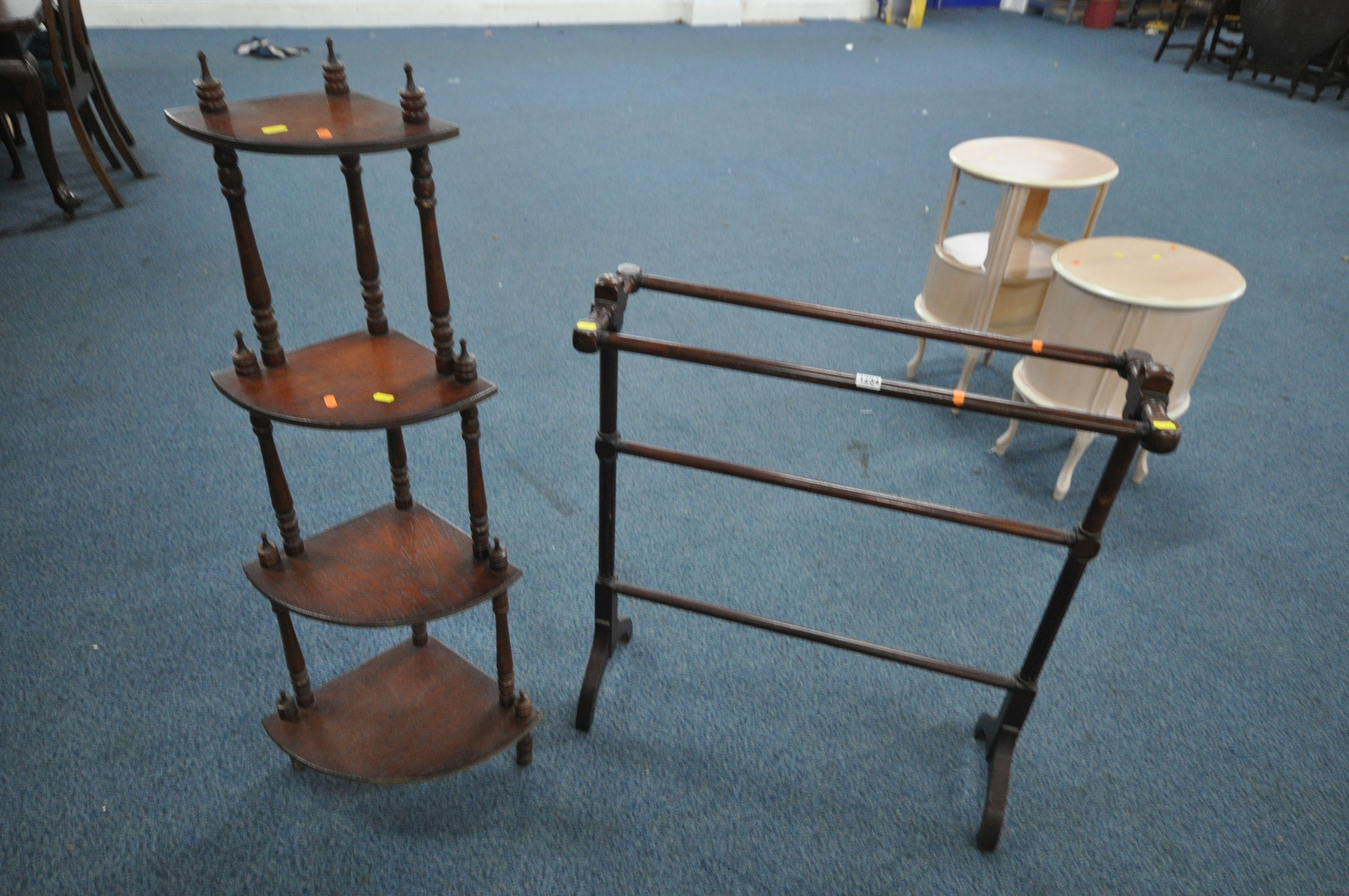 AN EDWARDIAN MAHOGANY TOWEL RAIL, along with an oak four tier graduated corner what not (