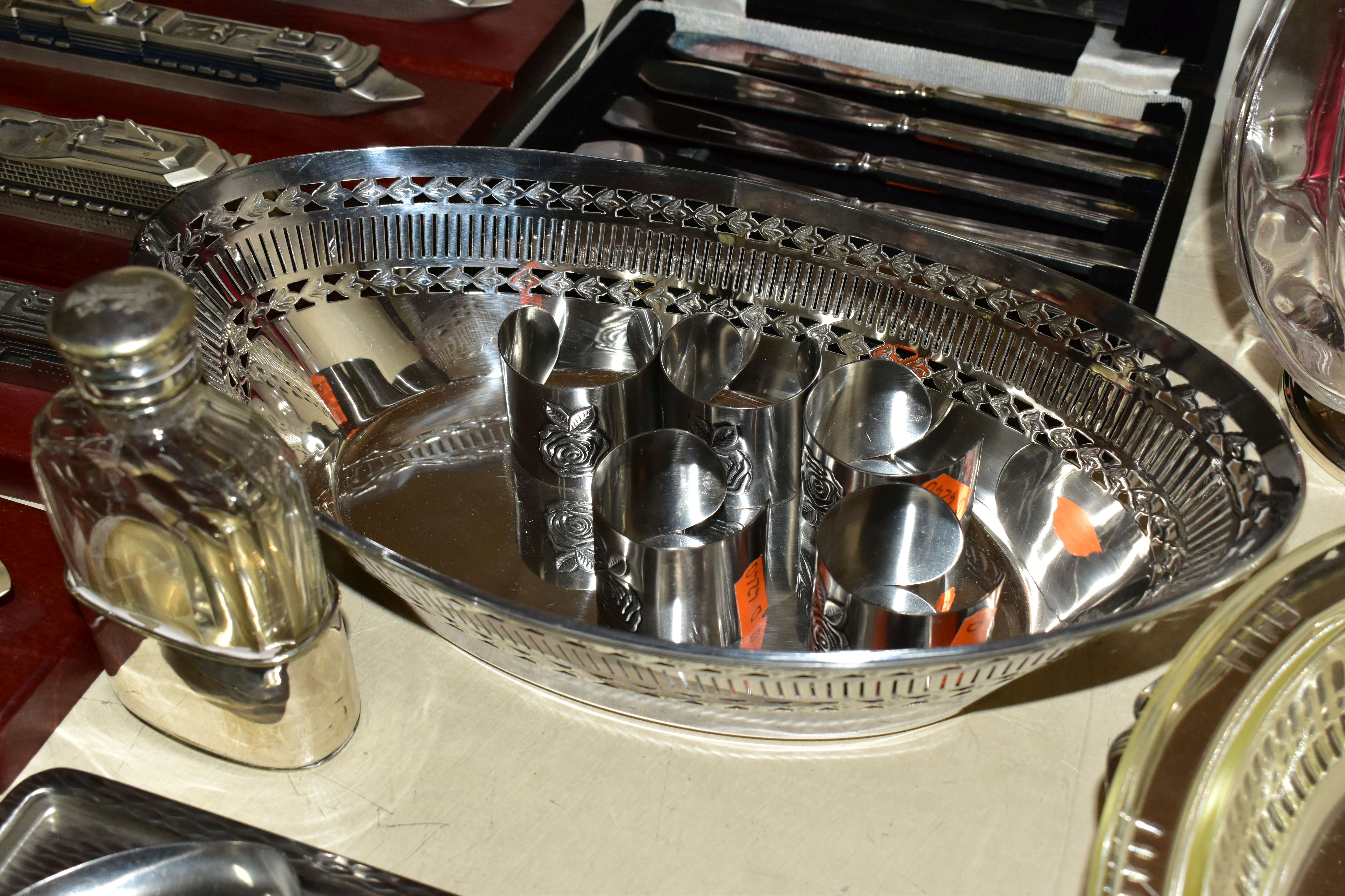 A GROUP OF METALWARE AND SILVER PLATE ITEMS, comprising a set of four Swedish Schott Mainz - Image 10 of 15