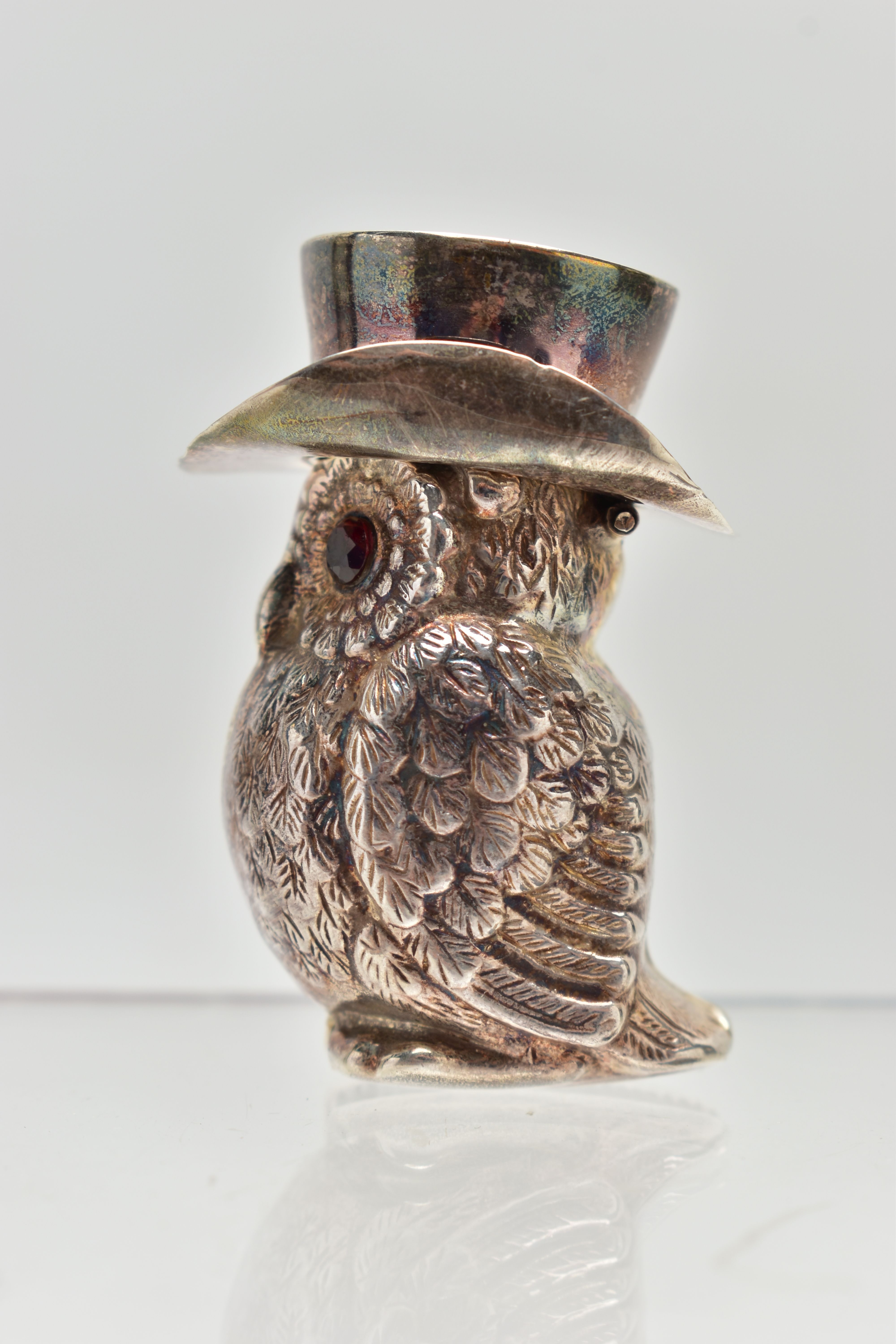 A NOVELTY WHITE METAL VESTA CASE, in the form of realistically textured owl wearing a cowboy hat, - Image 2 of 6