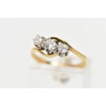 A YELLOW METAL THREE STONE DIAMOND RING, three claw set, round brilliant cut diamonds, within