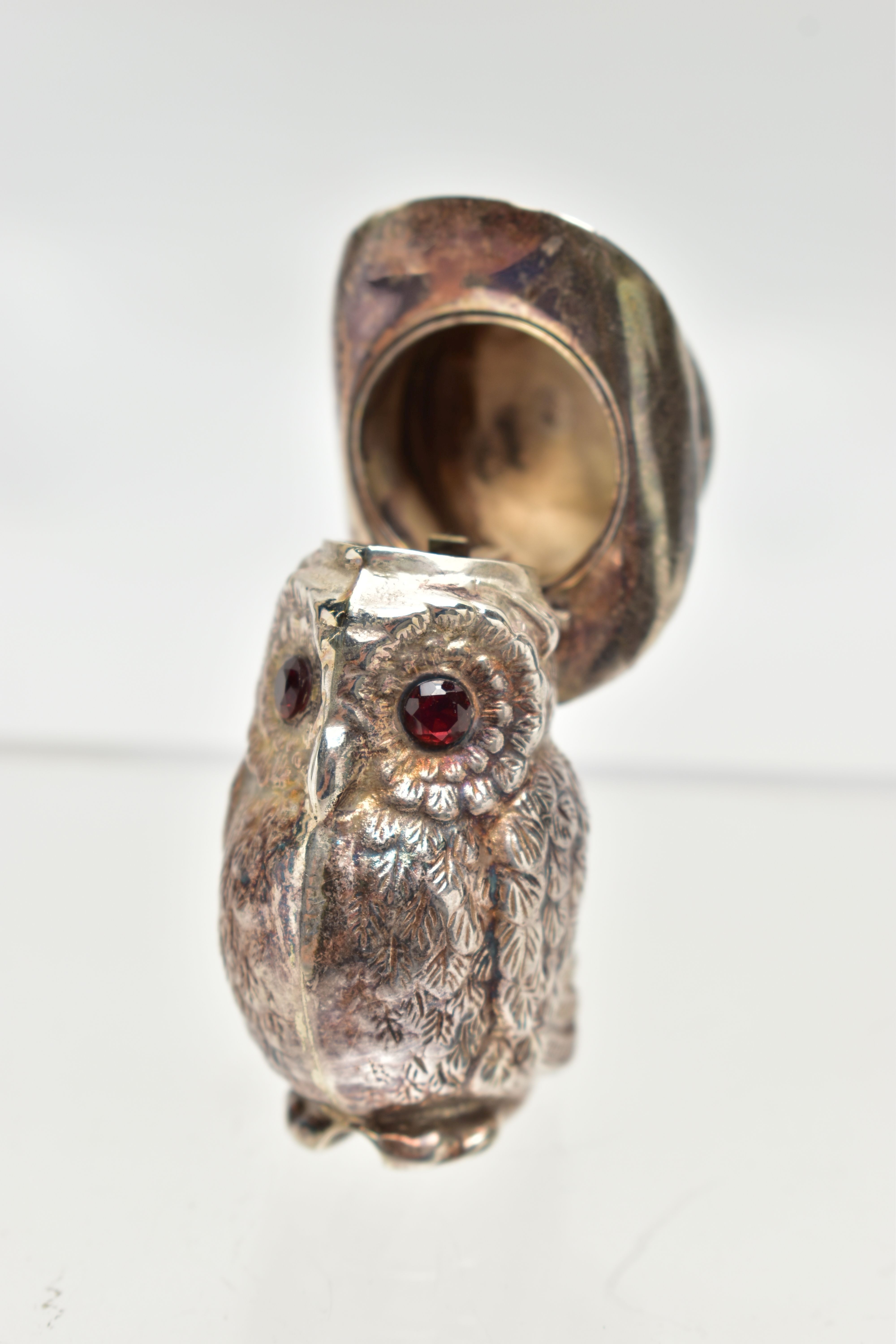A NOVELTY WHITE METAL VESTA CASE, in the form of realistically textured owl wearing a cowboy hat, - Image 4 of 6