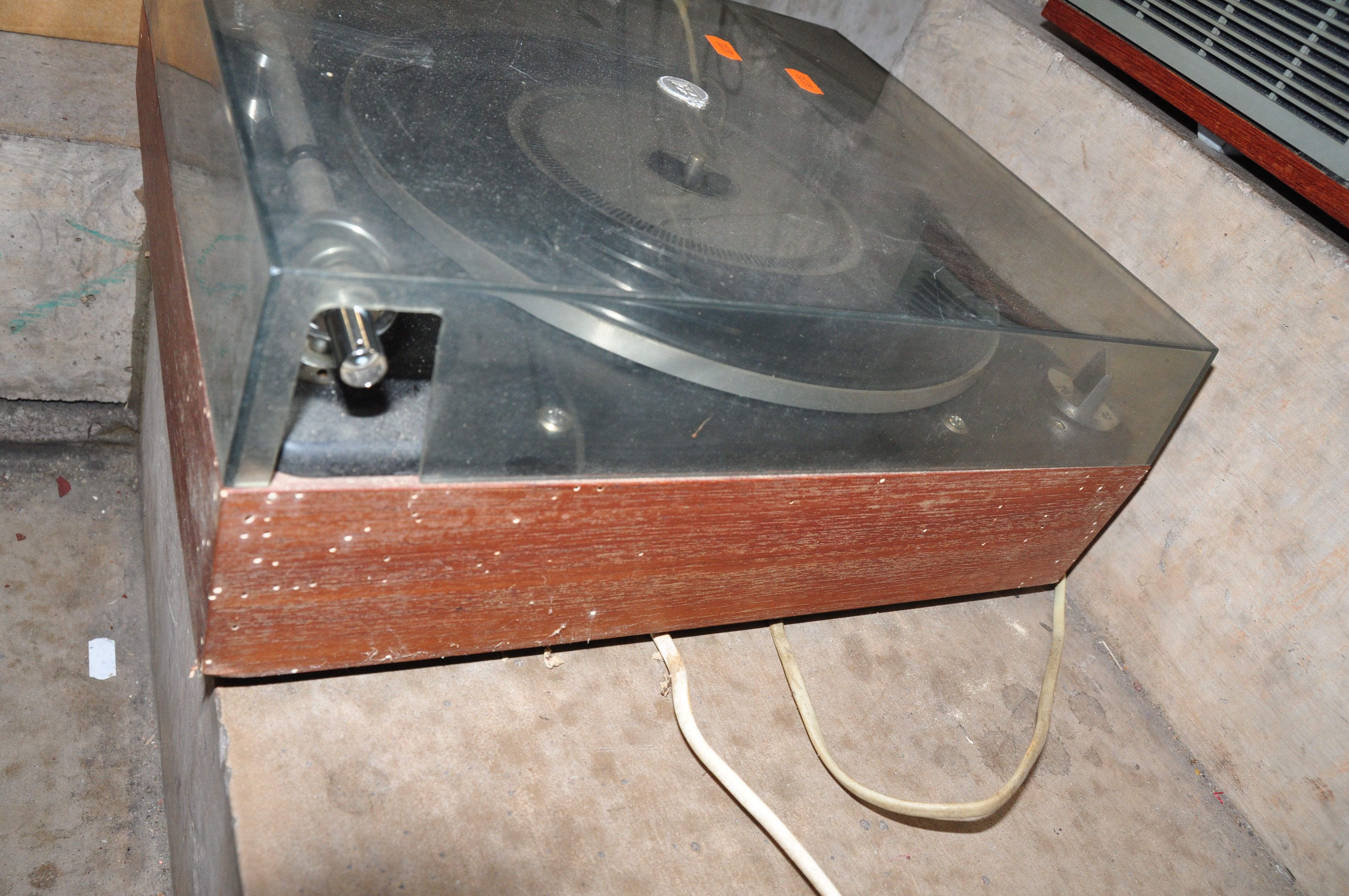 A BANG AND OLUFSEN BEOMASTER 900 VINTAGE HI FI and a Beogram 100 turntable ( both PAT fail due to - Image 4 of 5
