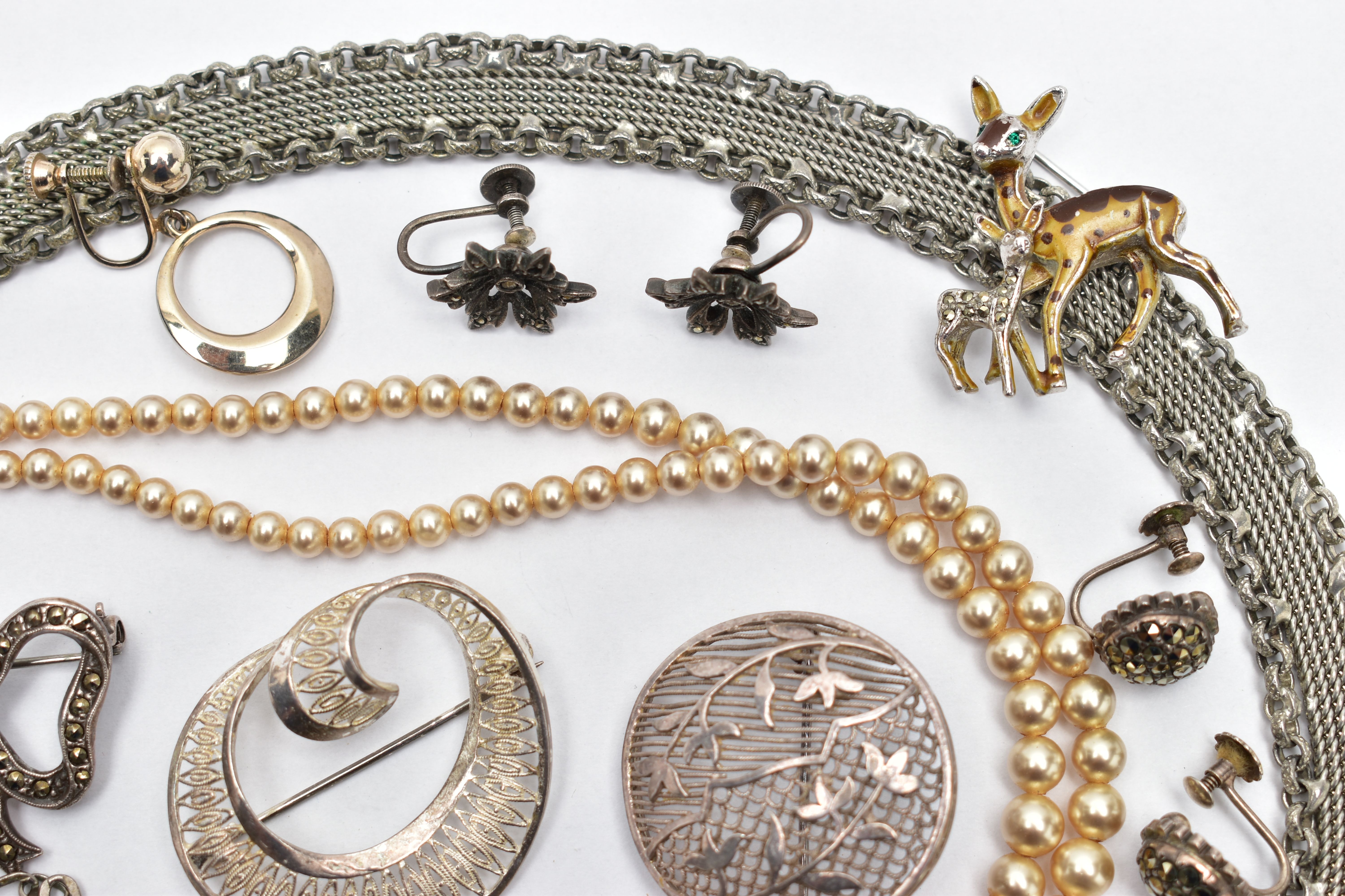 A BAG OF ASSORTED SILVER AND WHITE METAL JEWELLERY, to include a marcasite set bow brooch, fitted - Image 2 of 6